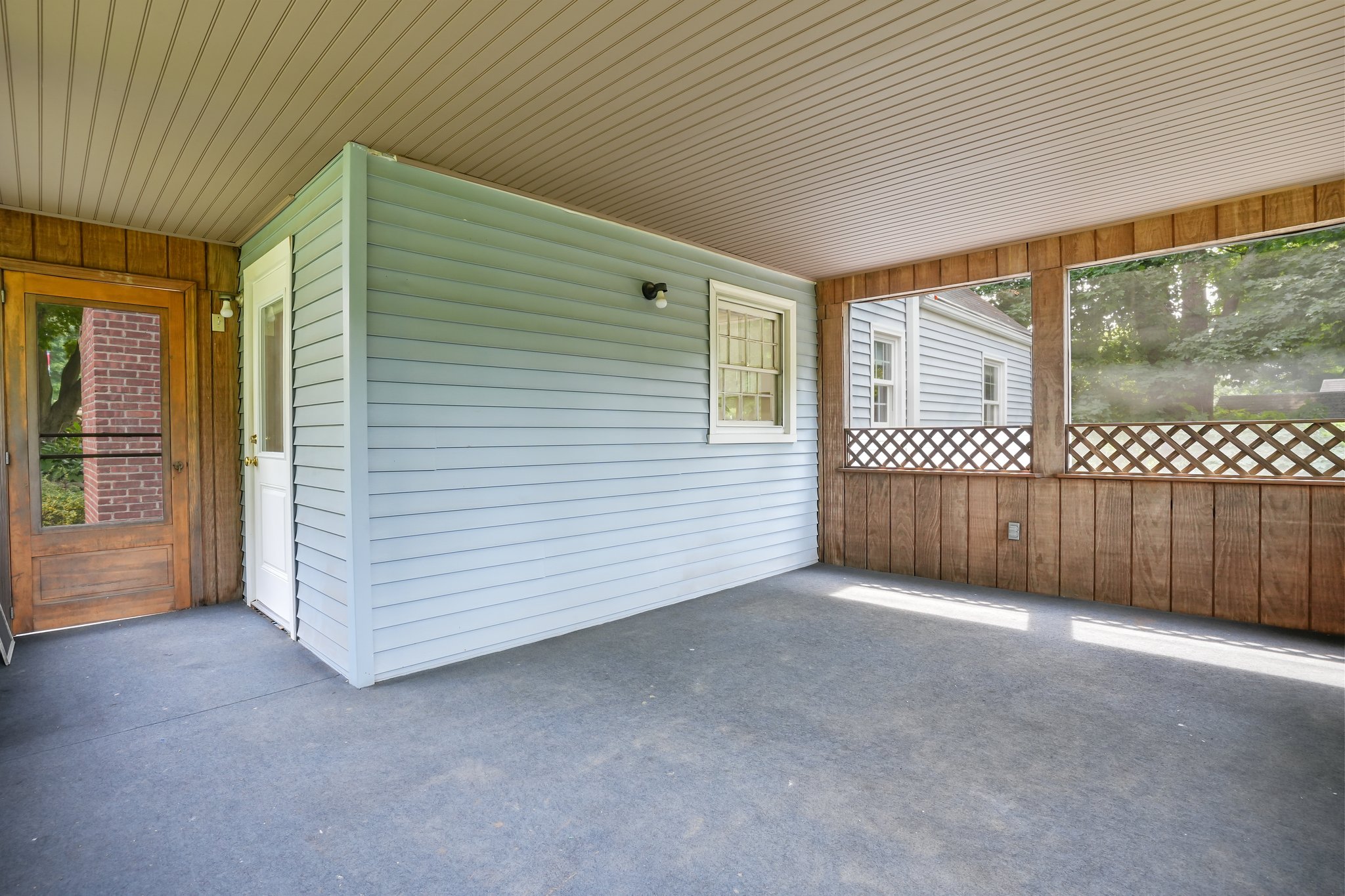 Spacious 3-season screened porch oasis