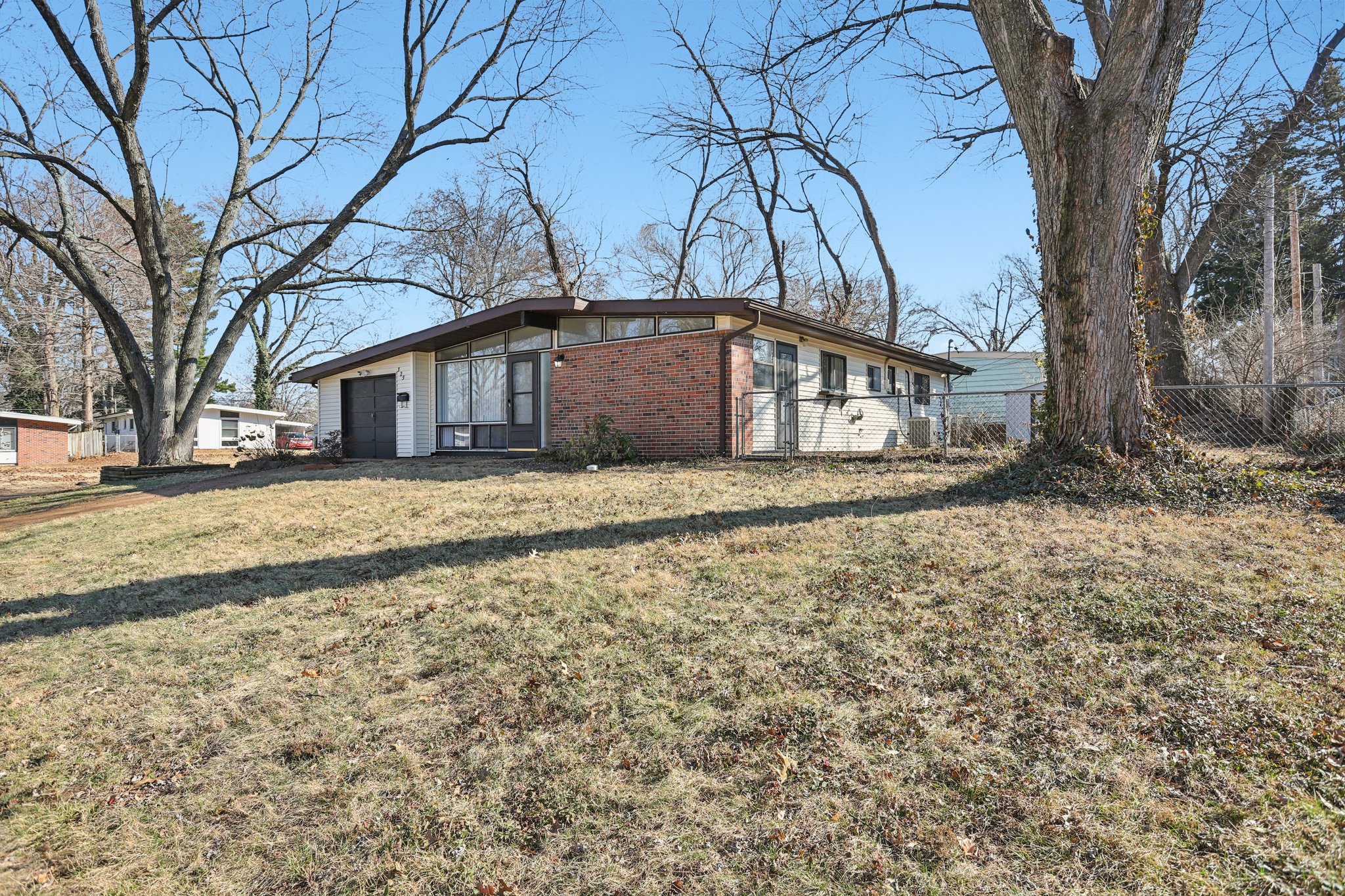 Holiday Hill Dr-S2702-002.jpg