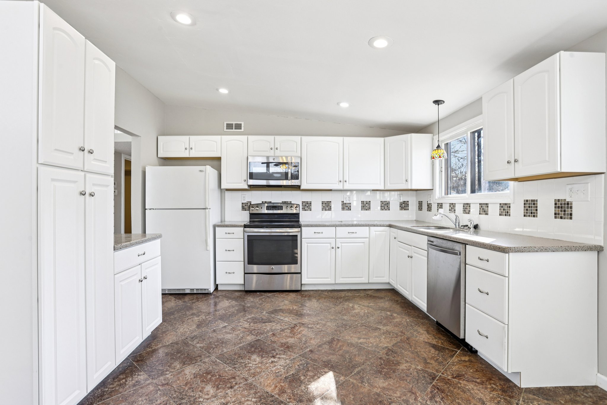 Holiday Hill Dr-S2702-013.jpg