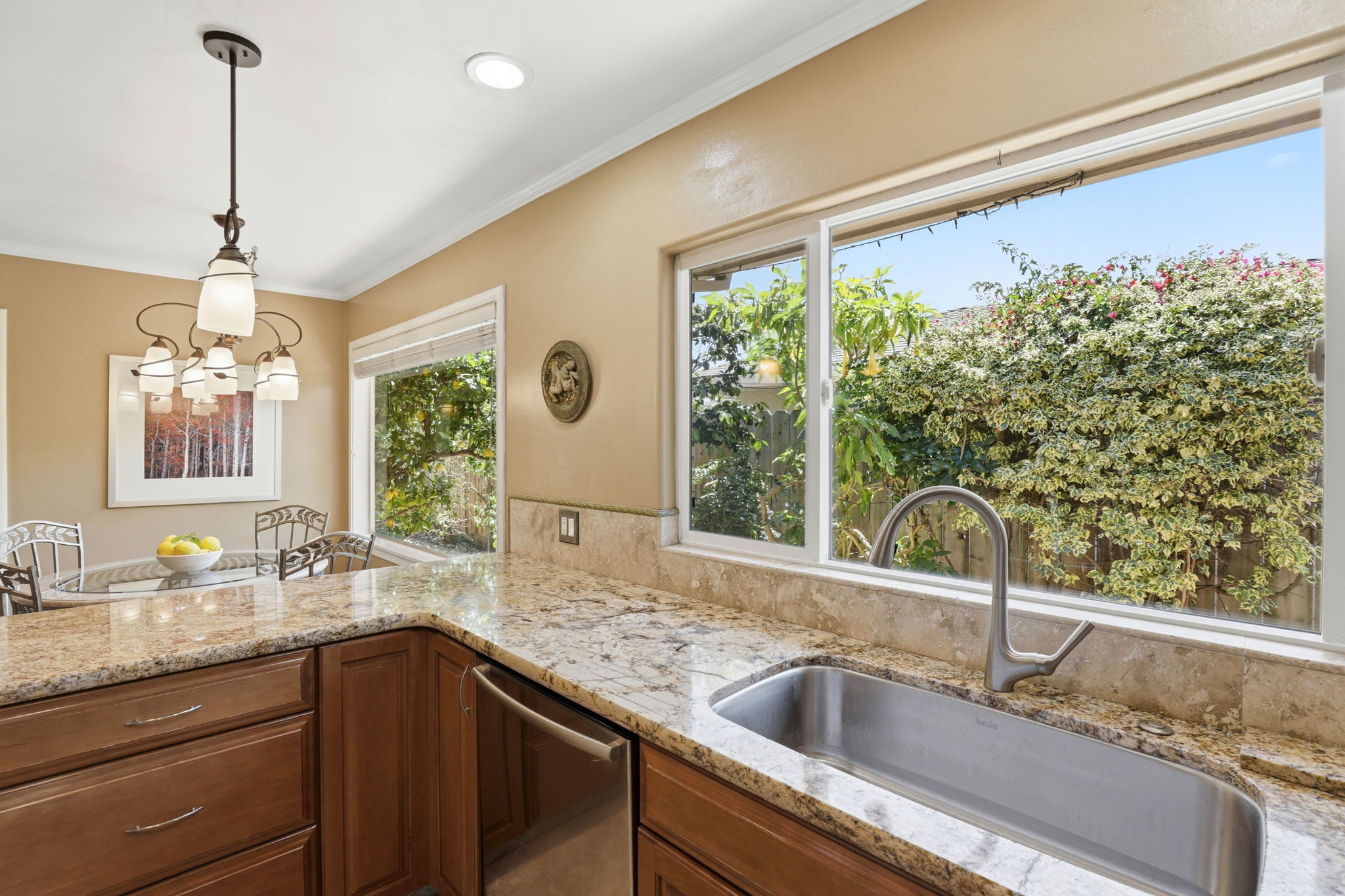 016_F8_325 San Vincente Ave