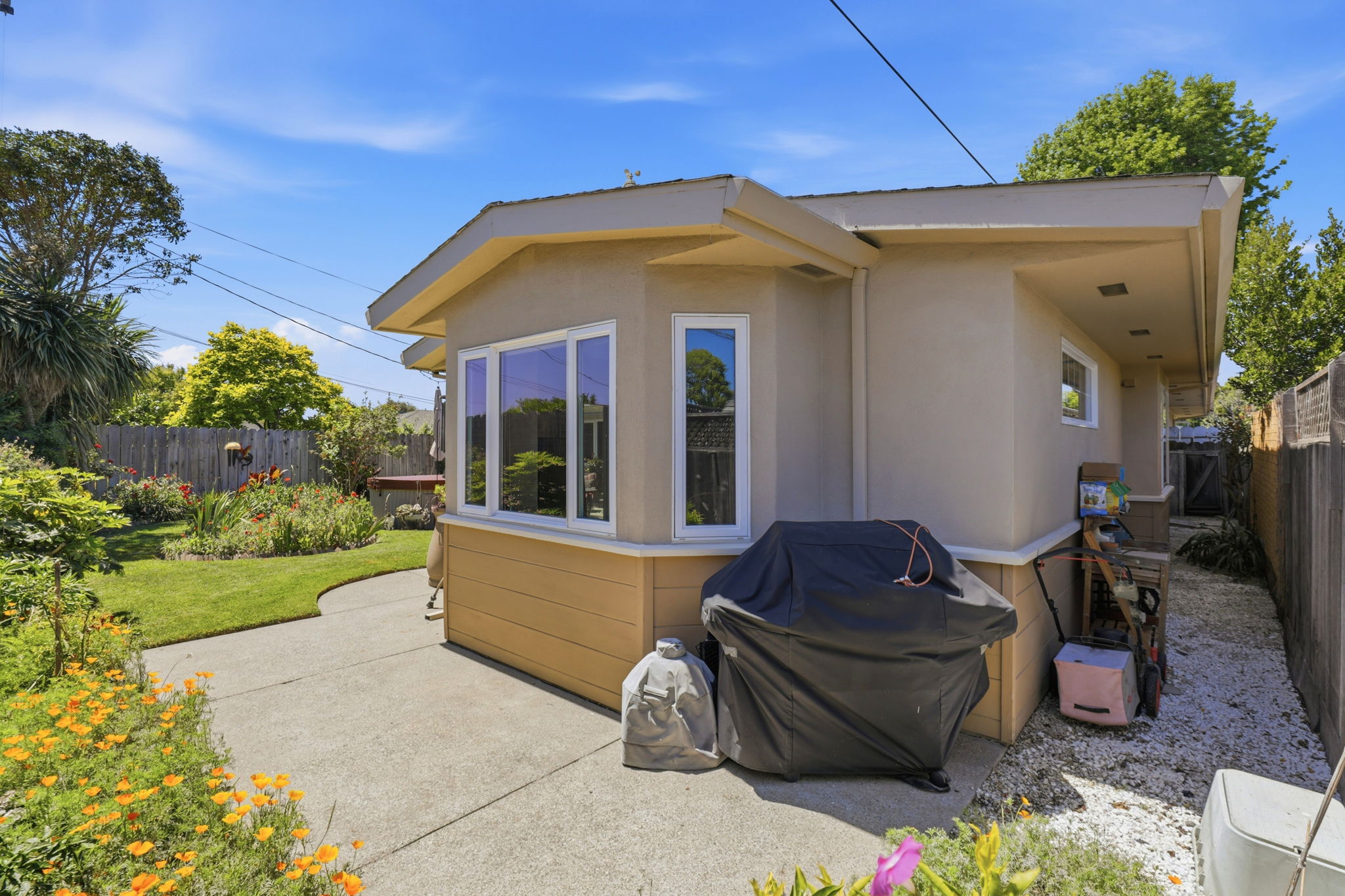 041_F8_325 San Vincente Ave