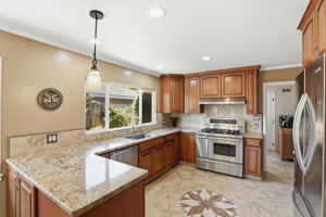 012_F8_325 San Vincente Ave