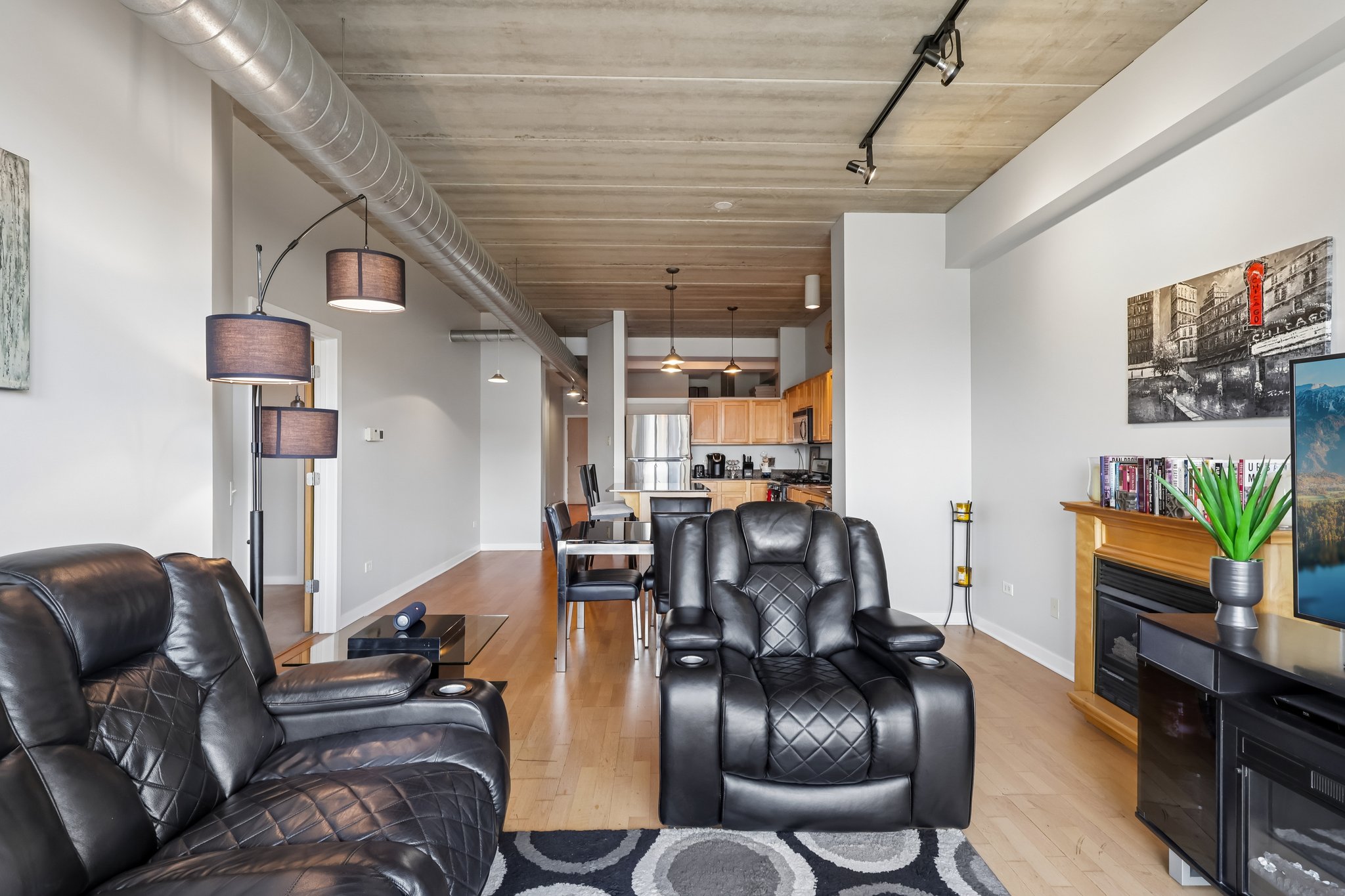 N Clark St 408-S1405-009.jpg