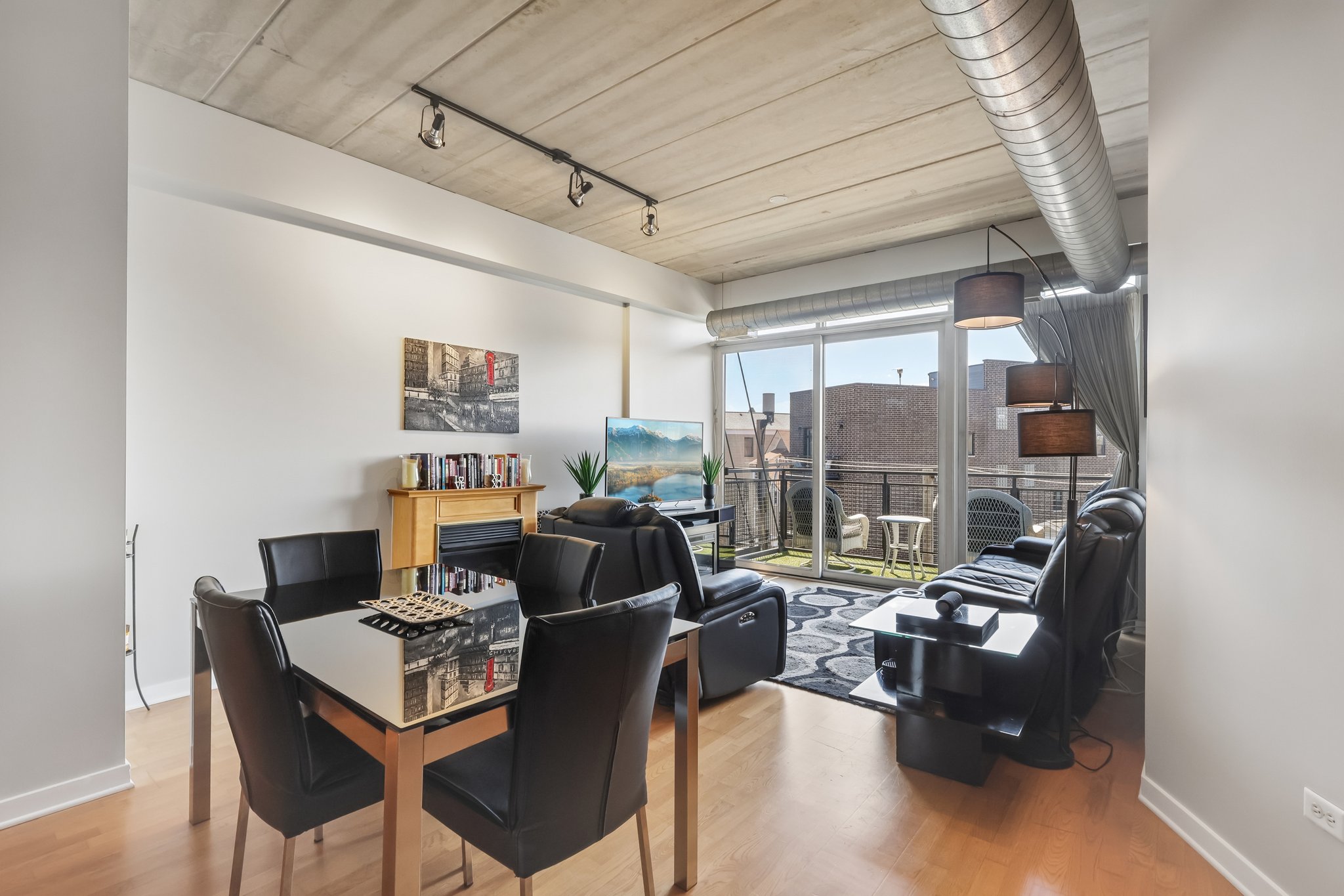 N Clark St 408-S1405-010.jpg