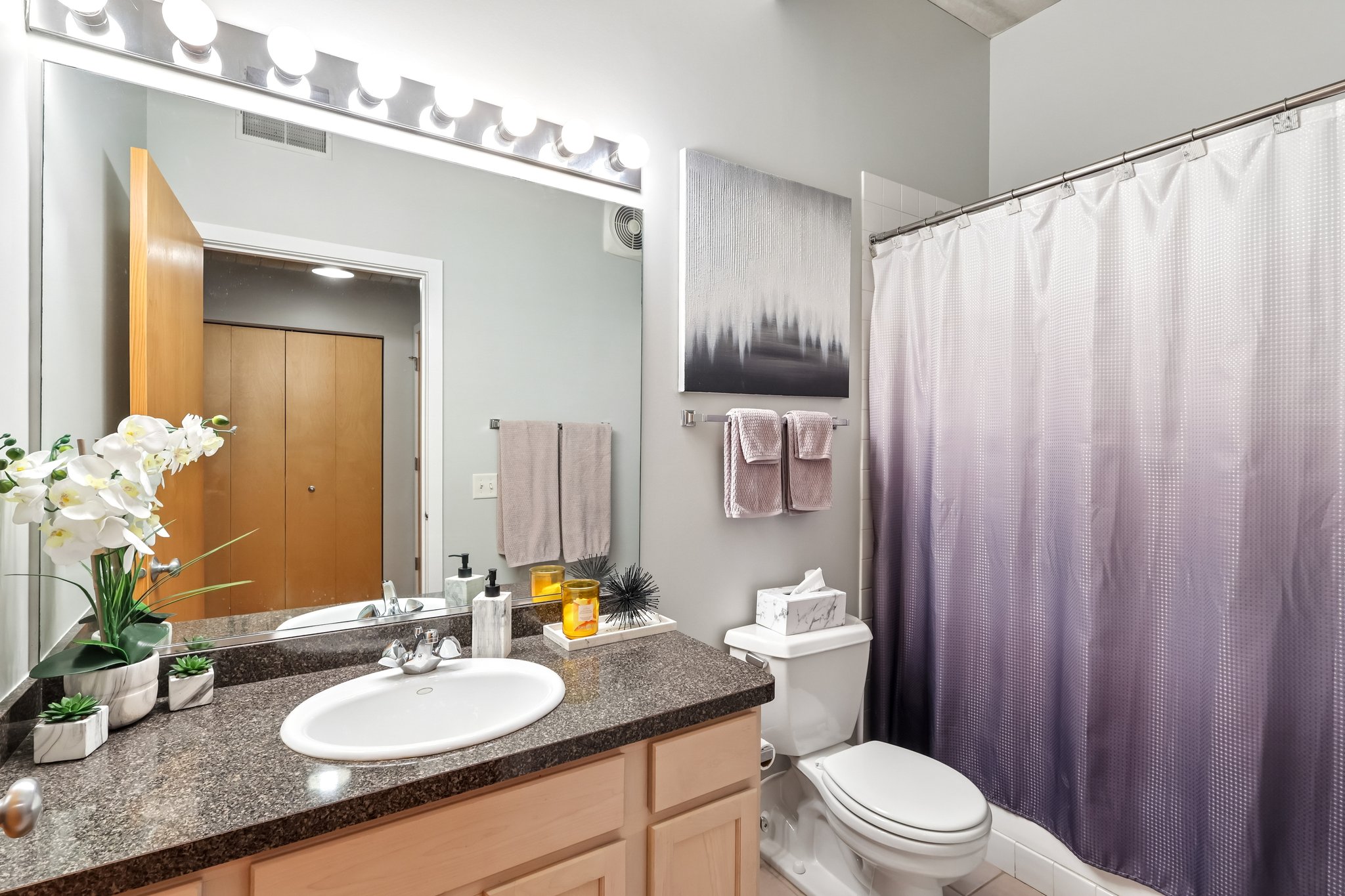 N Clark St 408-S1405-015.jpg