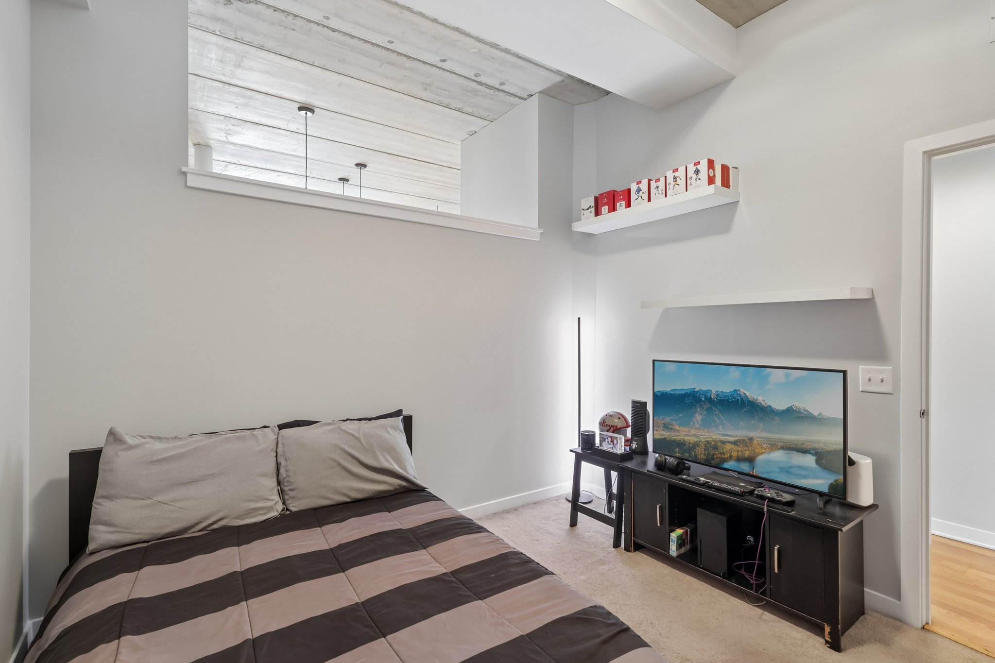 N Clark St 408-S1405-017.jpg