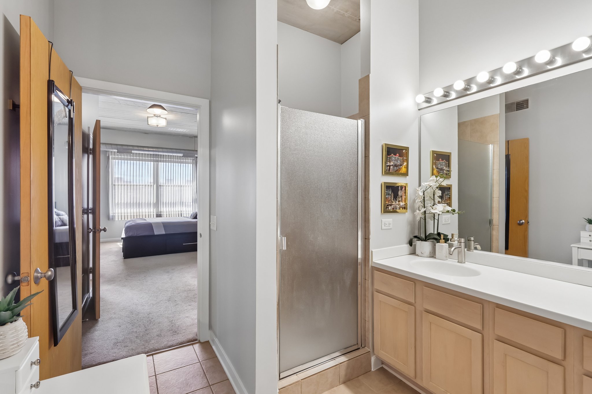 N Clark St 408-S1405-025.jpg