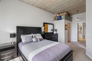 N Clark St 408-S1405-021.jpg