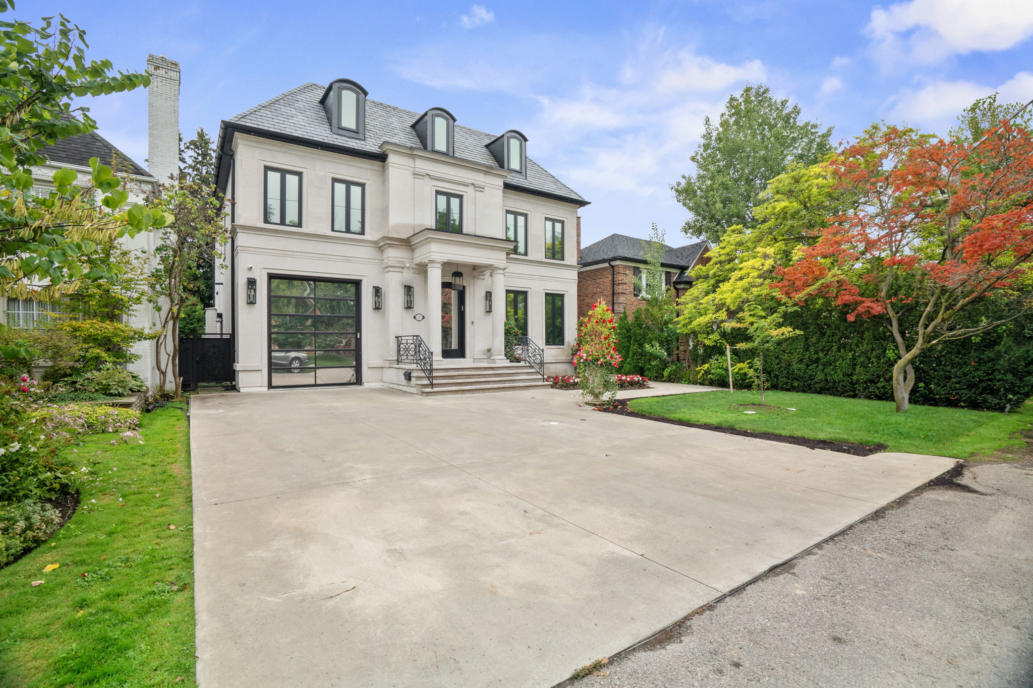 327 Cortleigh Blvd Toronto, ON M5N 1R2