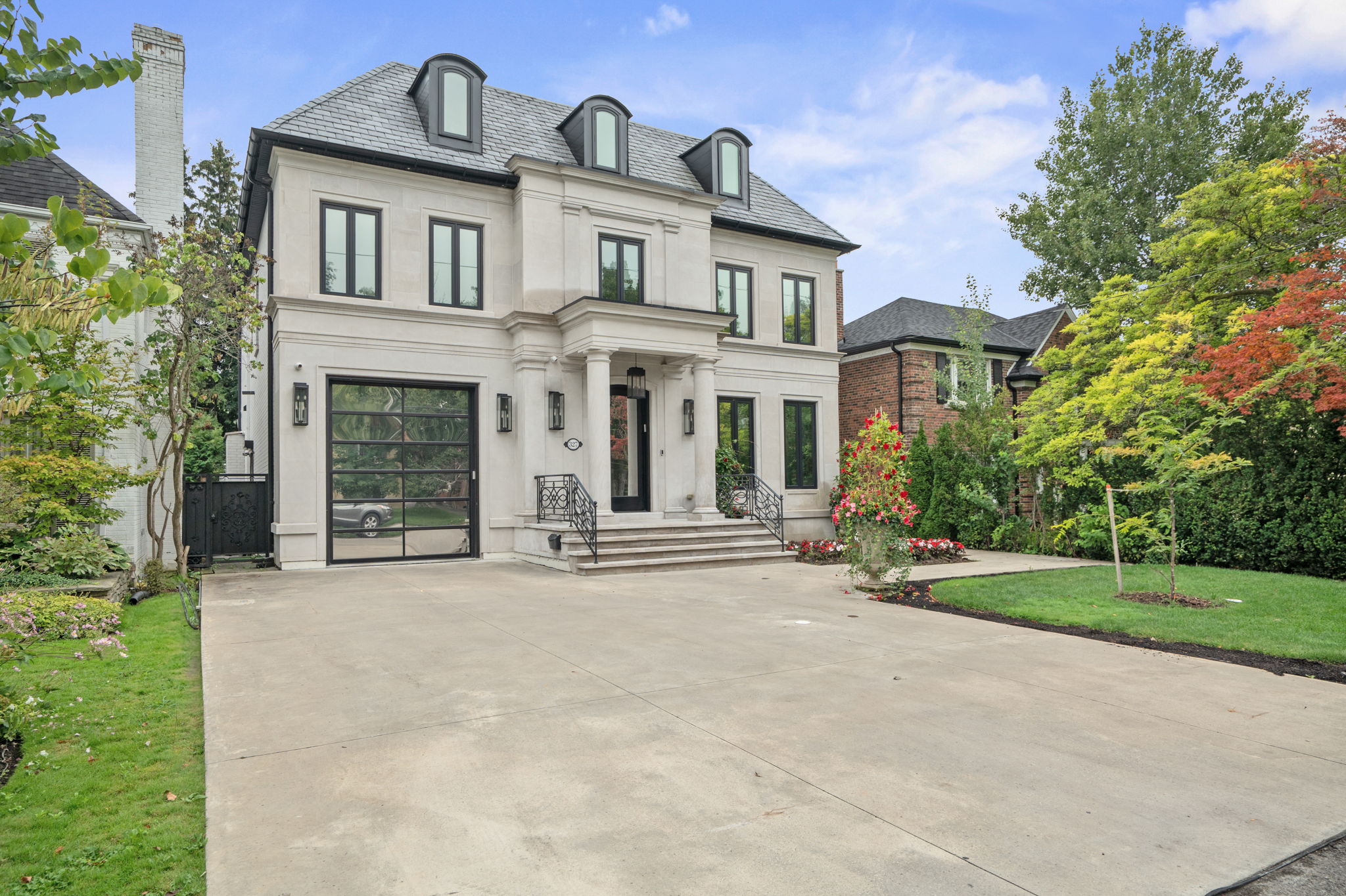 327 Cortleigh Blvd Toronto, ON M5N 1R2
