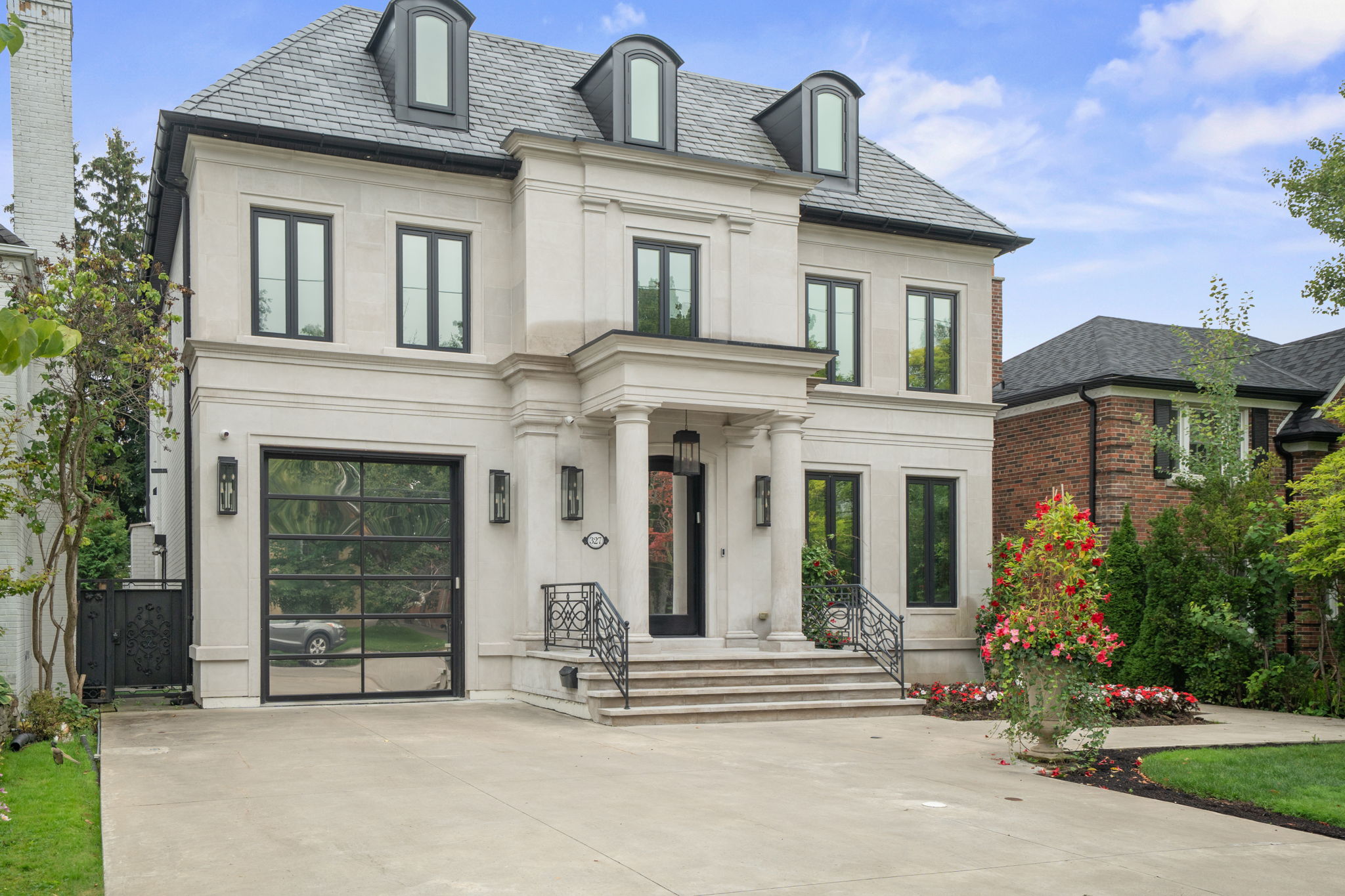 327 Cortleigh Blvd Toronto, ON M5N 1R2