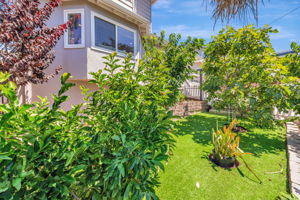 049_328 Midvale Ave