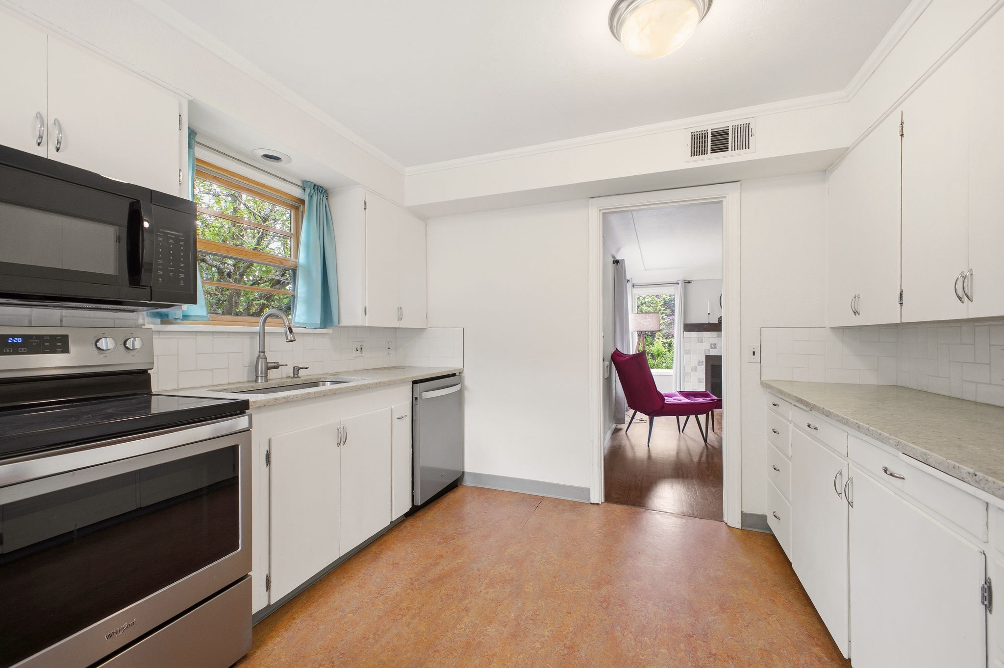  Photo 8