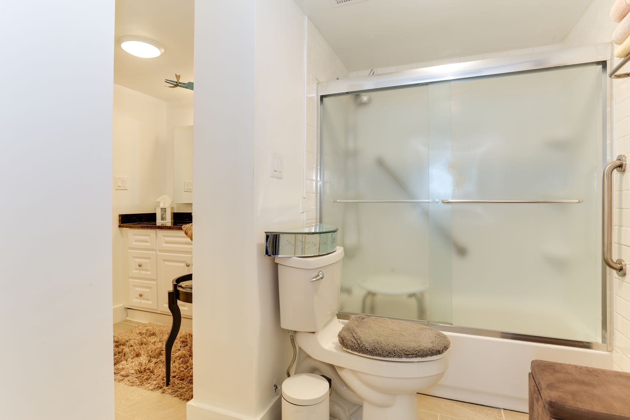 Shared bathroom for guest and second bedroom