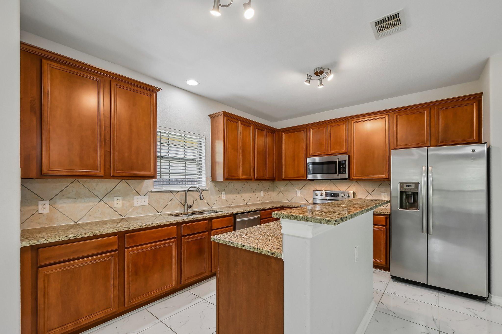 Island Oak Dr-S1906-019.jpg