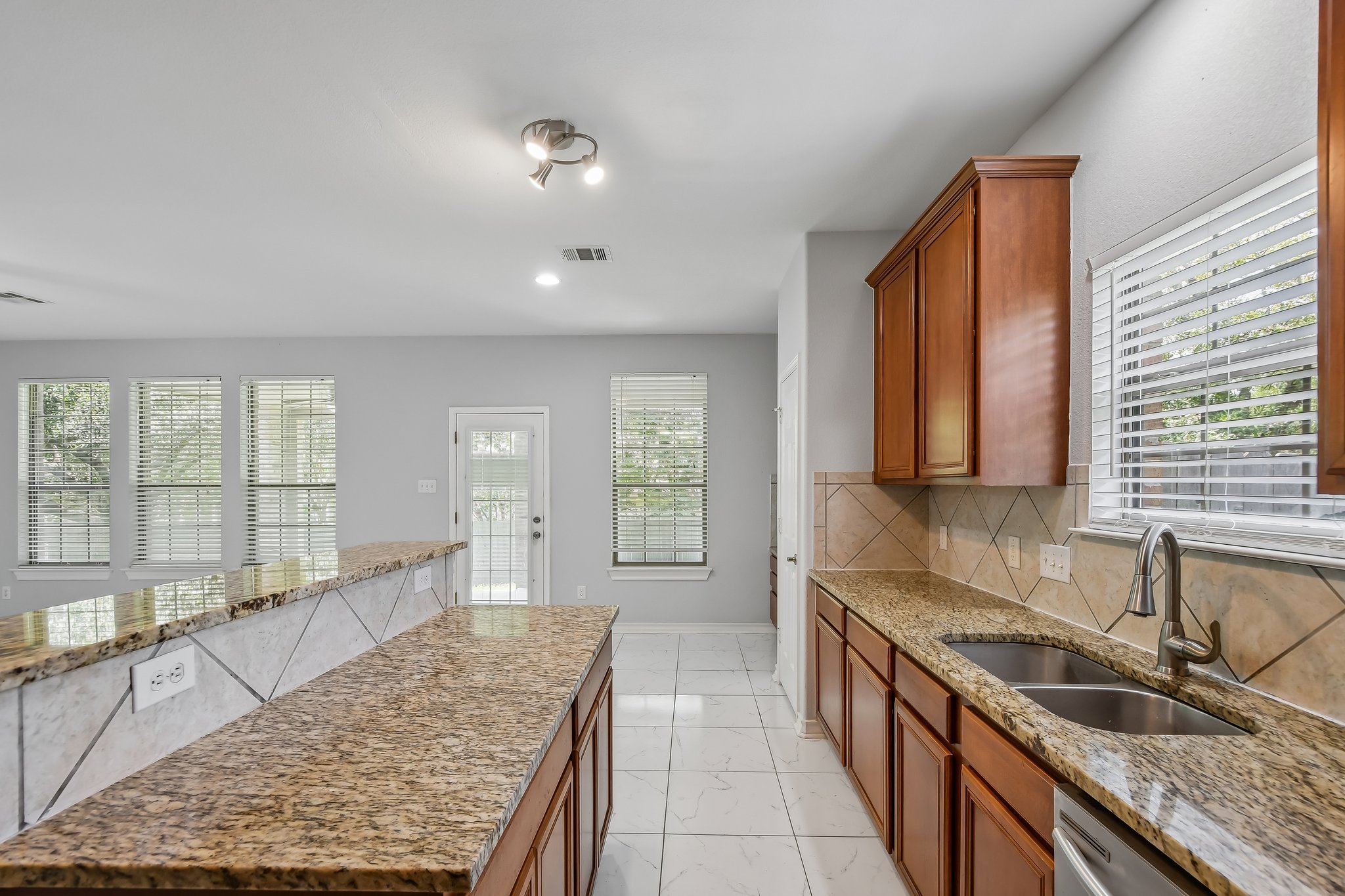 Island Oak Dr-S1906-021.jpg