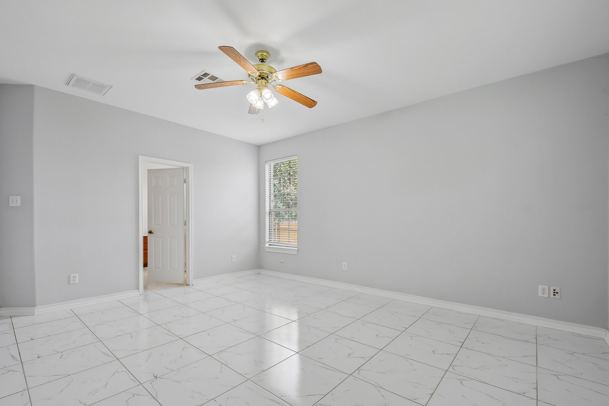 Island Oak Dr-S1906-026.jpg