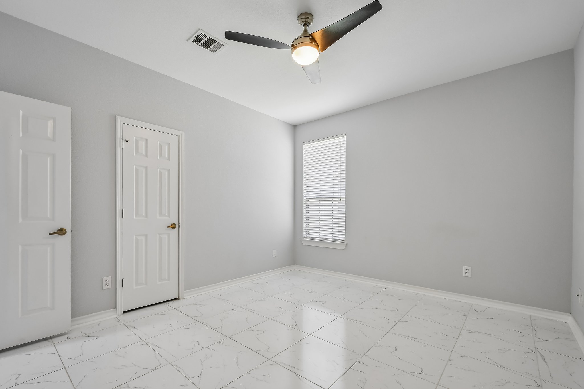 Island Oak Dr-S1906-038.jpg