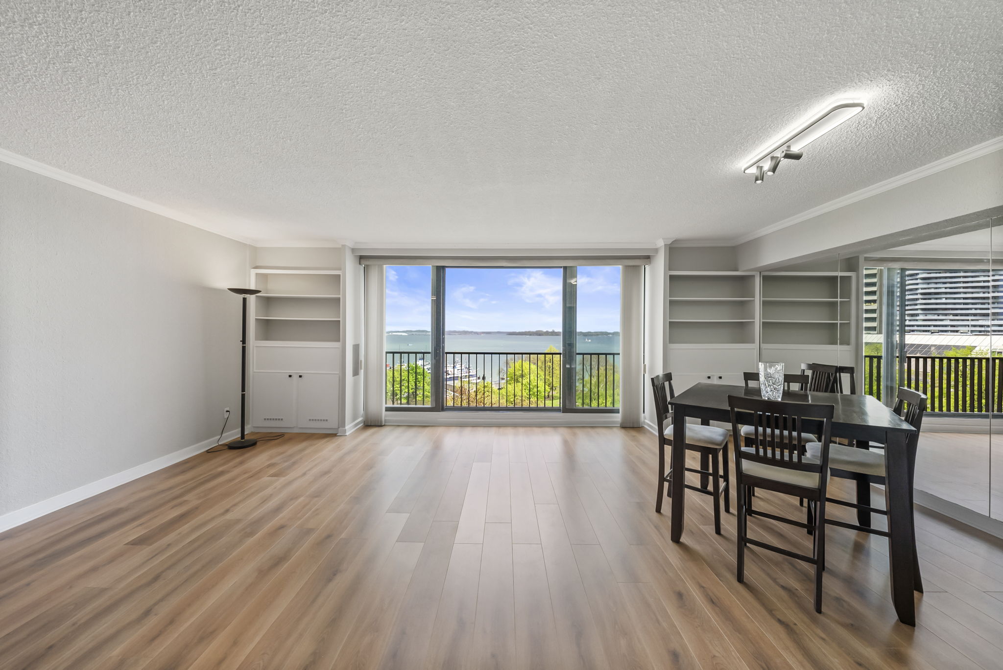 33 Harbour Square Unit 816 Toronto, ON M5J 2G2