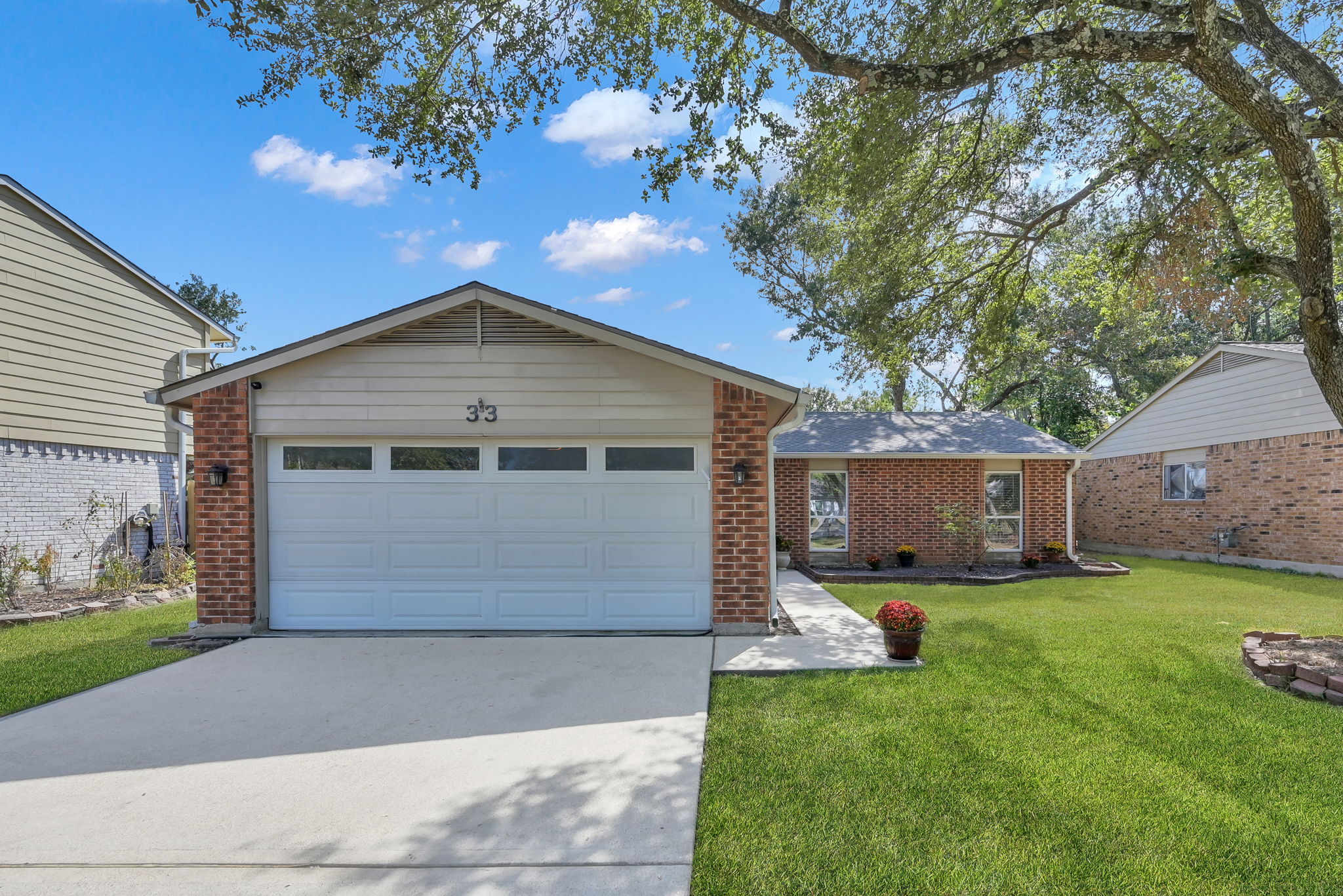 Welcome home to 33 Lyrebird Dr. located on a Cul-de-sac street in the Woodlands Village of Grogan's Mill, and zoned to the exemplary Conroe ISD!