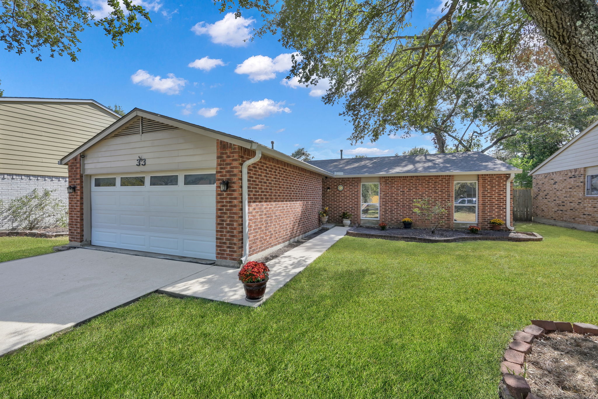 33 Lyrebird Dr has been completely updated. Home offers great storage, and the large double-wide driveway makes for easier parking.