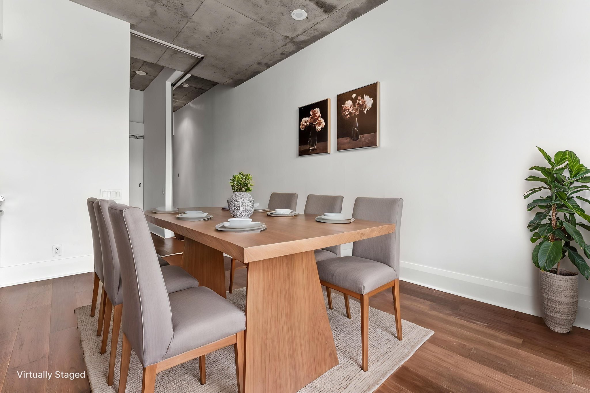 DSC01583 virtually staged.jpeg