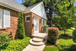 Front Porch/Entrance