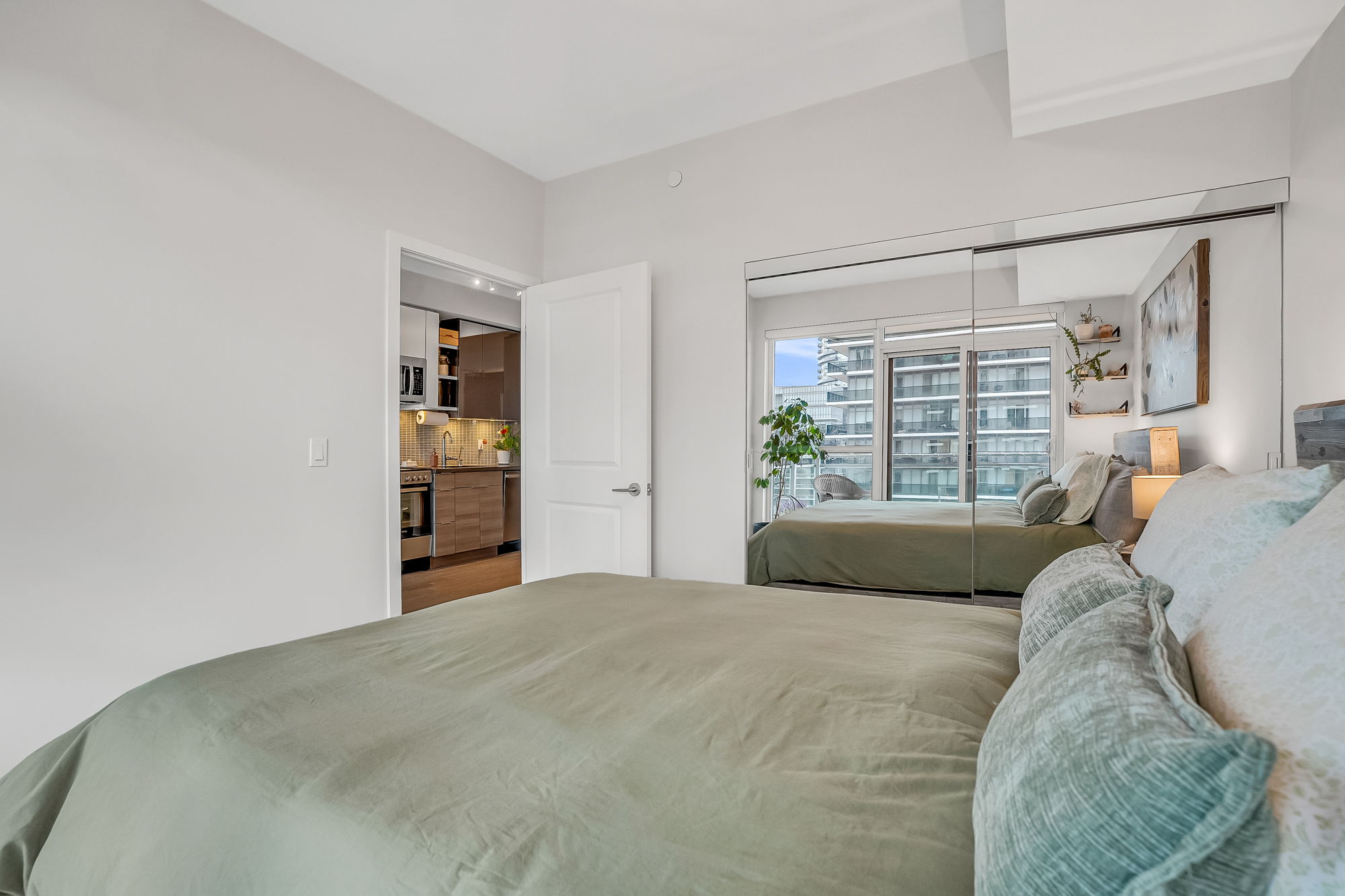 22-bedroom4