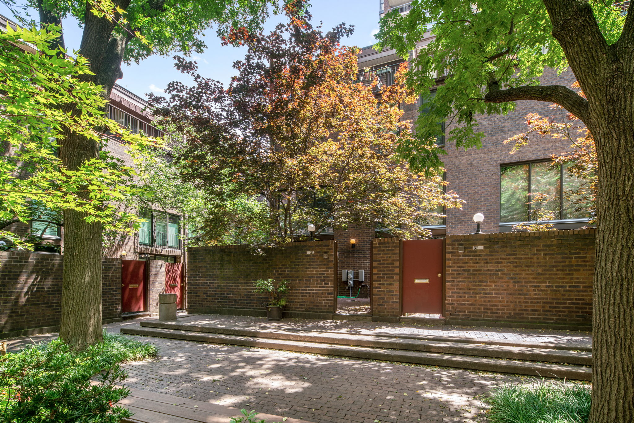  33 St James Ct, Philadelphia, PA 19106, US
