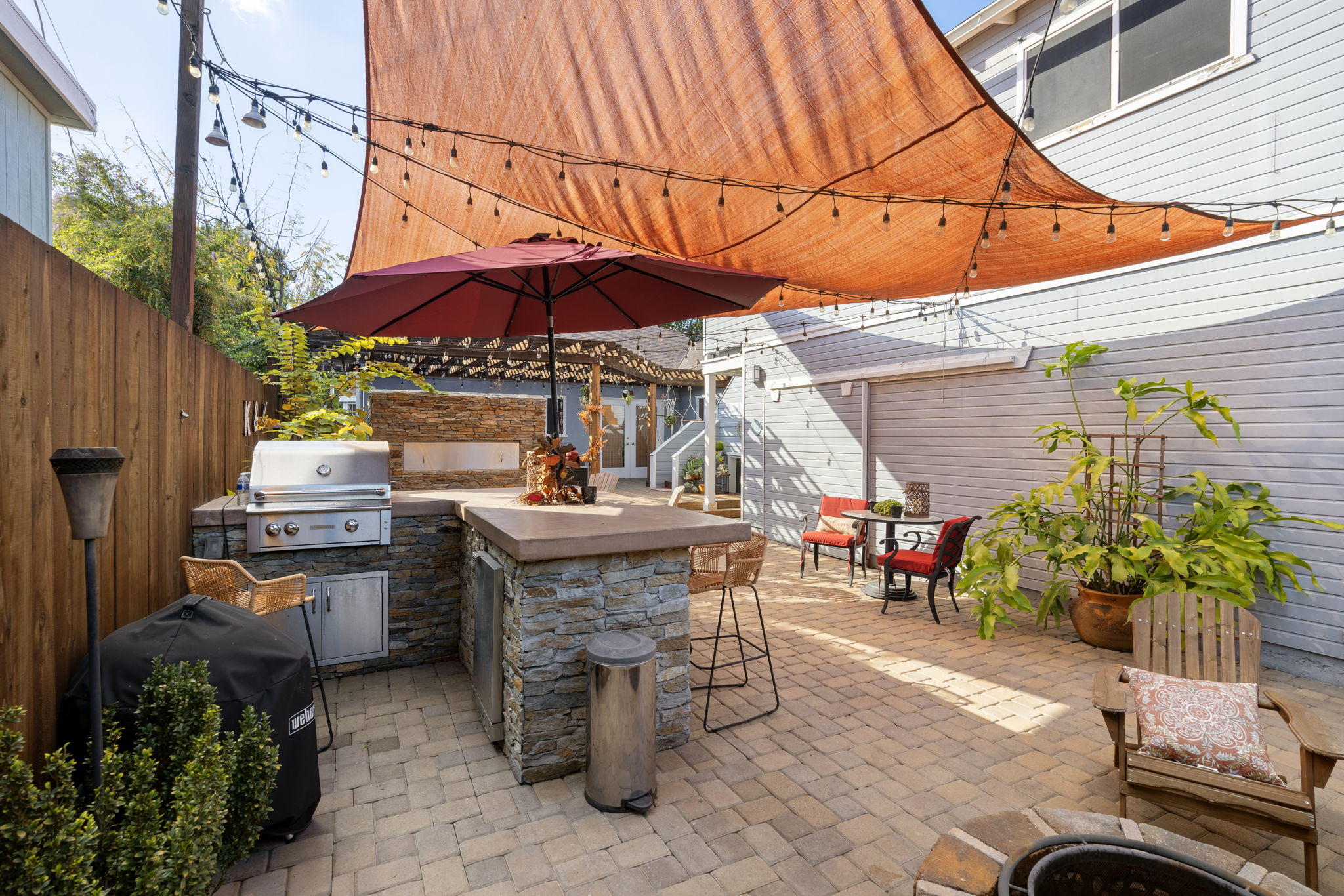 Backyard- Bar & Kitchen