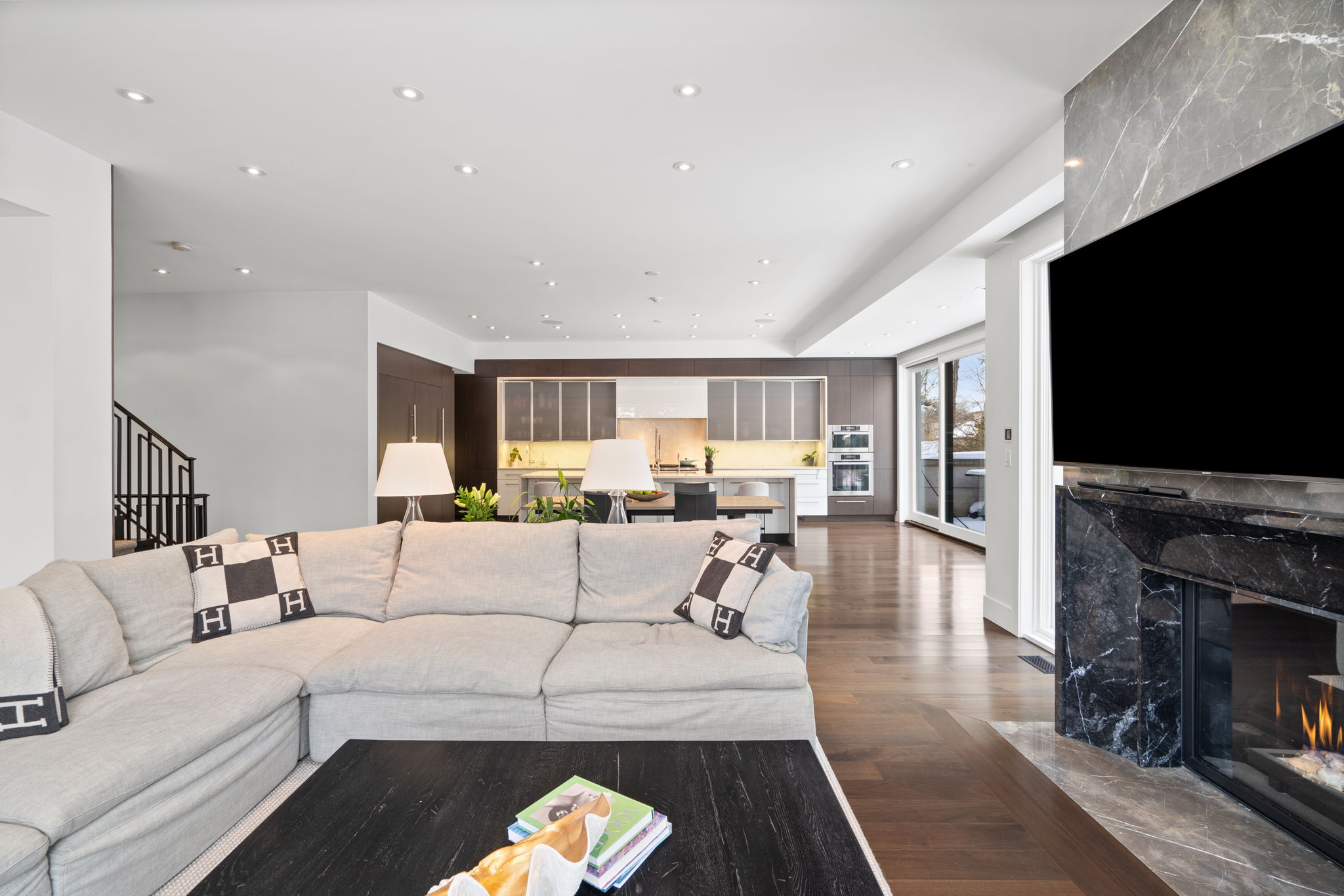 330 Vesta Dr Toronto, ON M5P 3A3