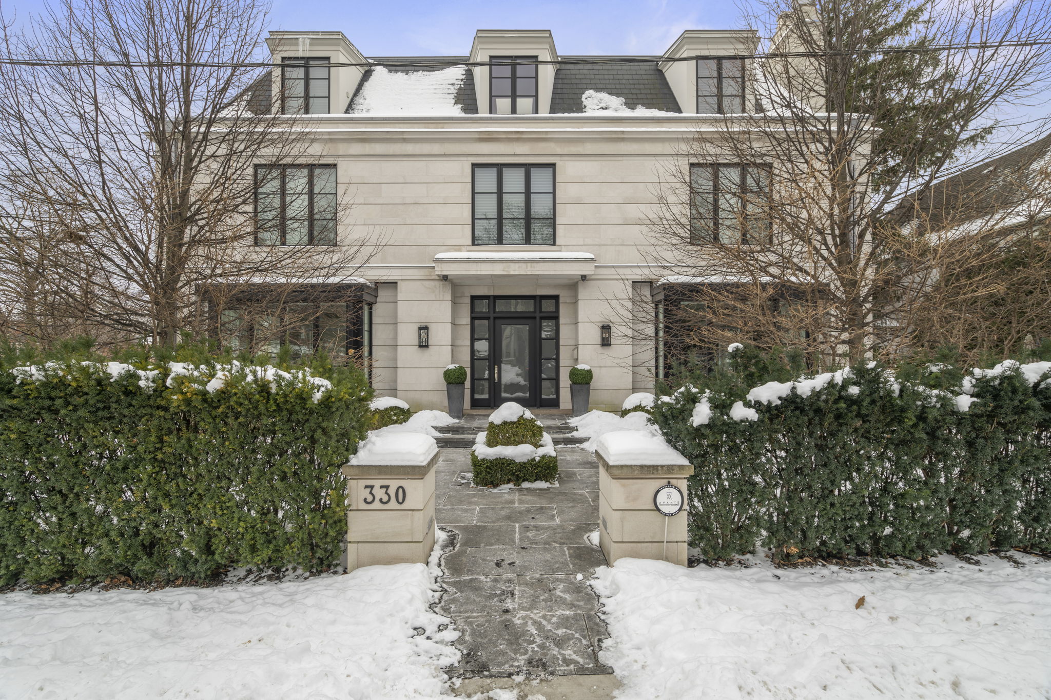 330 Vesta Dr Toronto, ON M5P 3A3