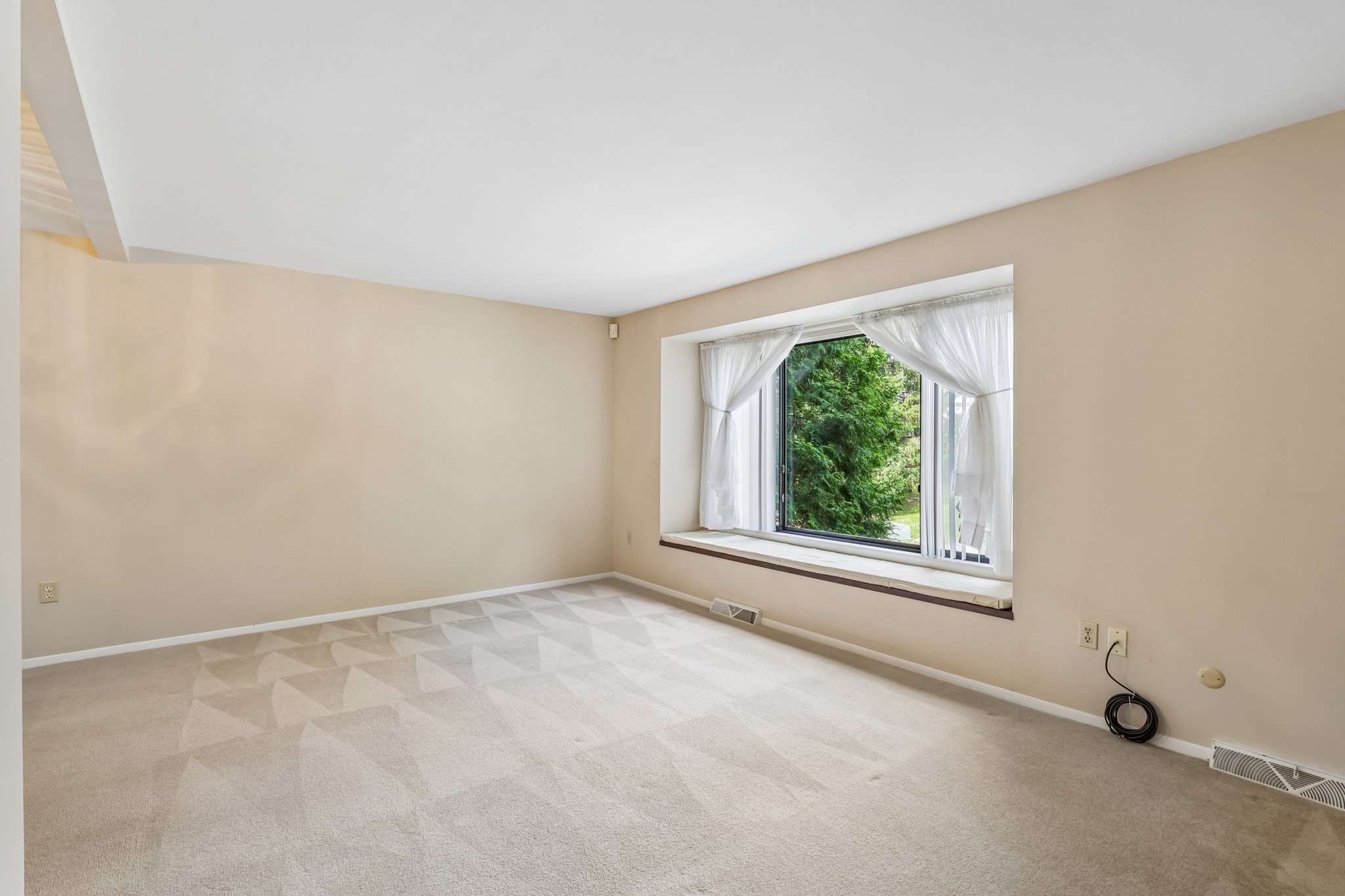 Woodbridge Dr-S0309-012.jpg