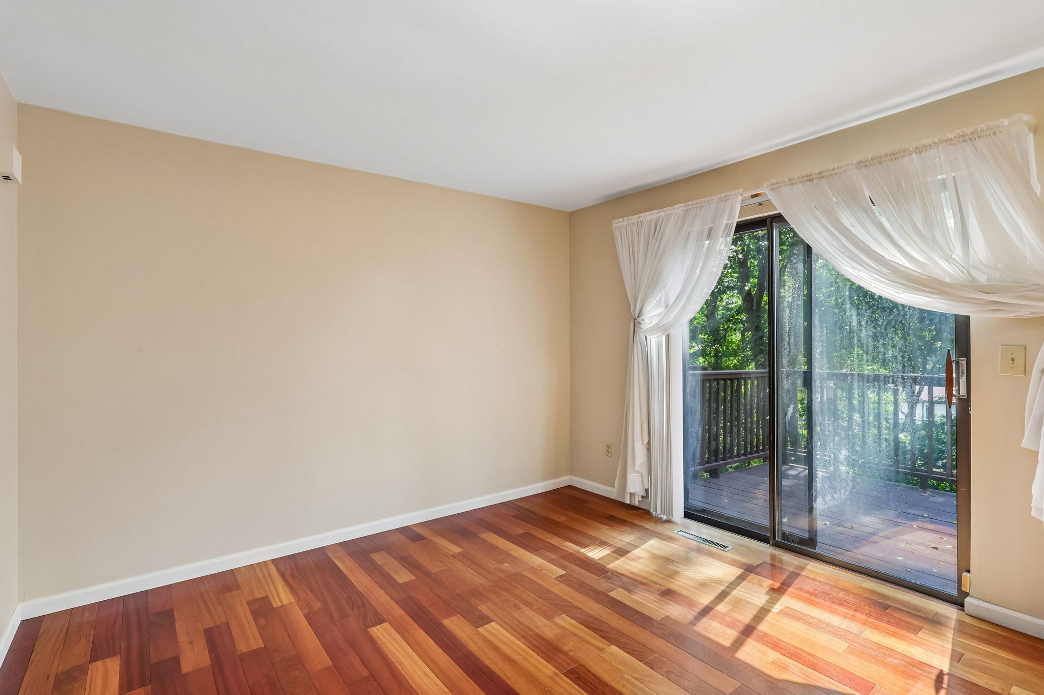 Woodbridge Dr-S0309-015.jpg