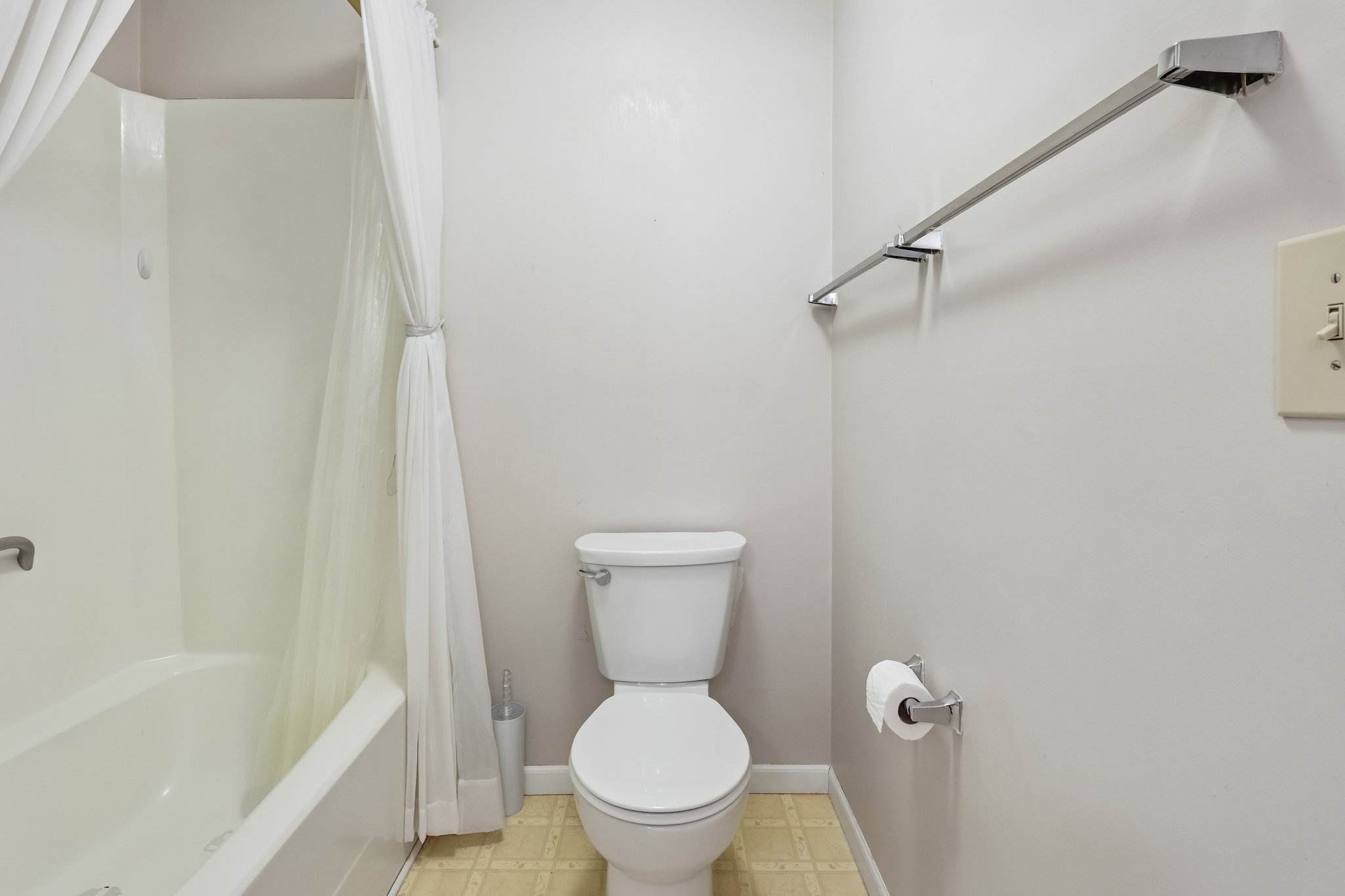 Woodbridge Dr-S0309-028.jpg
