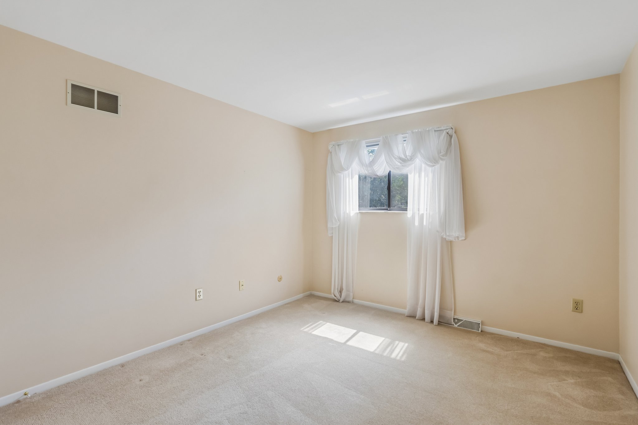 Woodbridge Dr-S0309-033.jpg