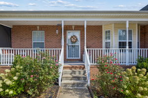 Welcome home to highly desired Sango area Poplar Hill subdivision!