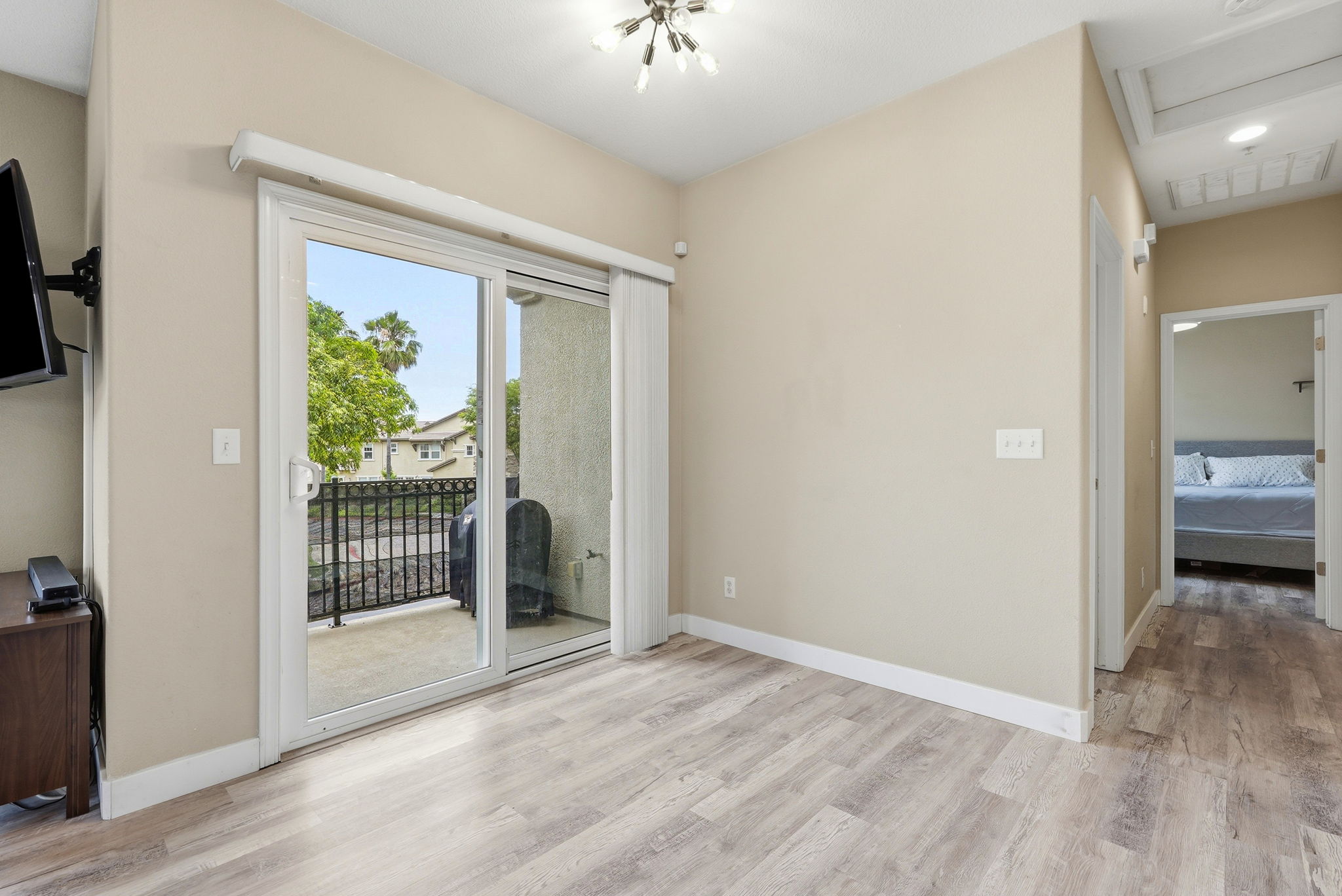 013_f8_3301 N Park Dr 2212