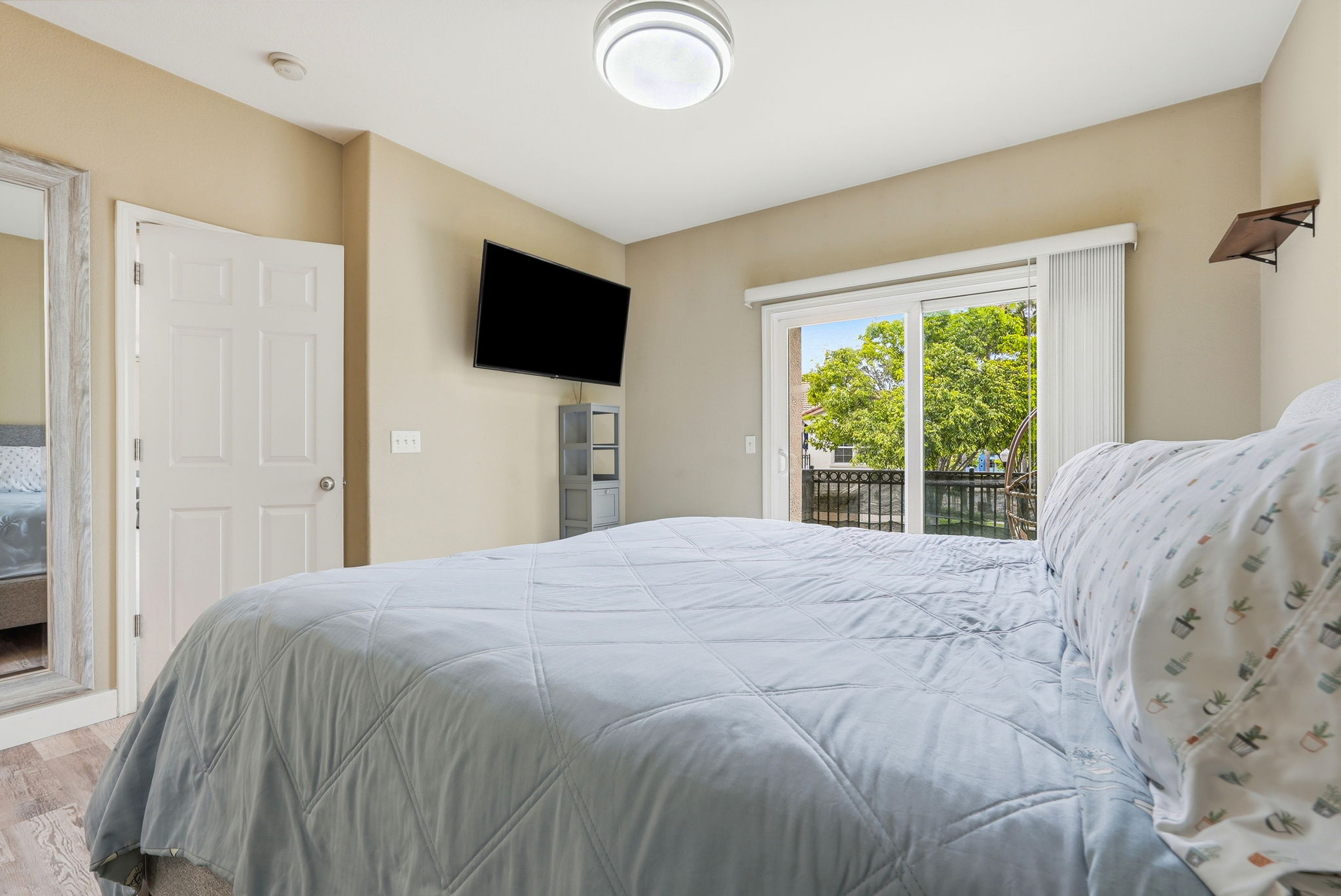 019_f8_3301 N Park Dr 2212