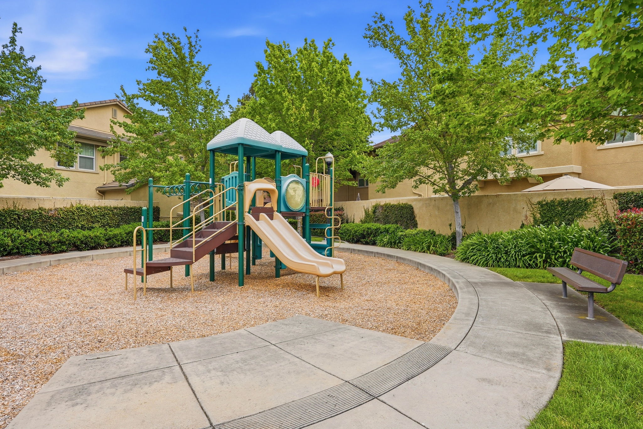 033_f8_3301 N Park Dr 2212