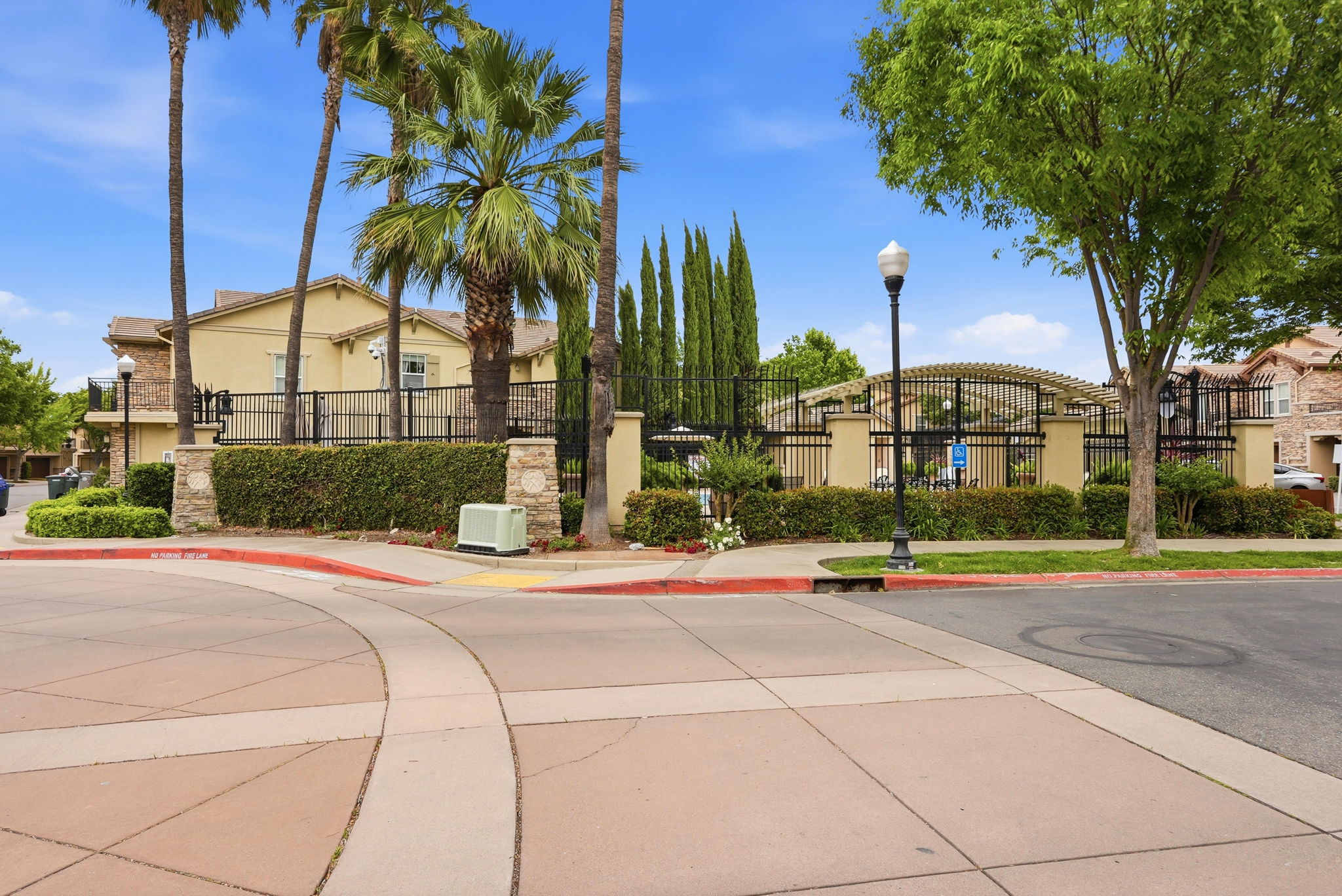 038_f8_3301 N Park Dr 2212