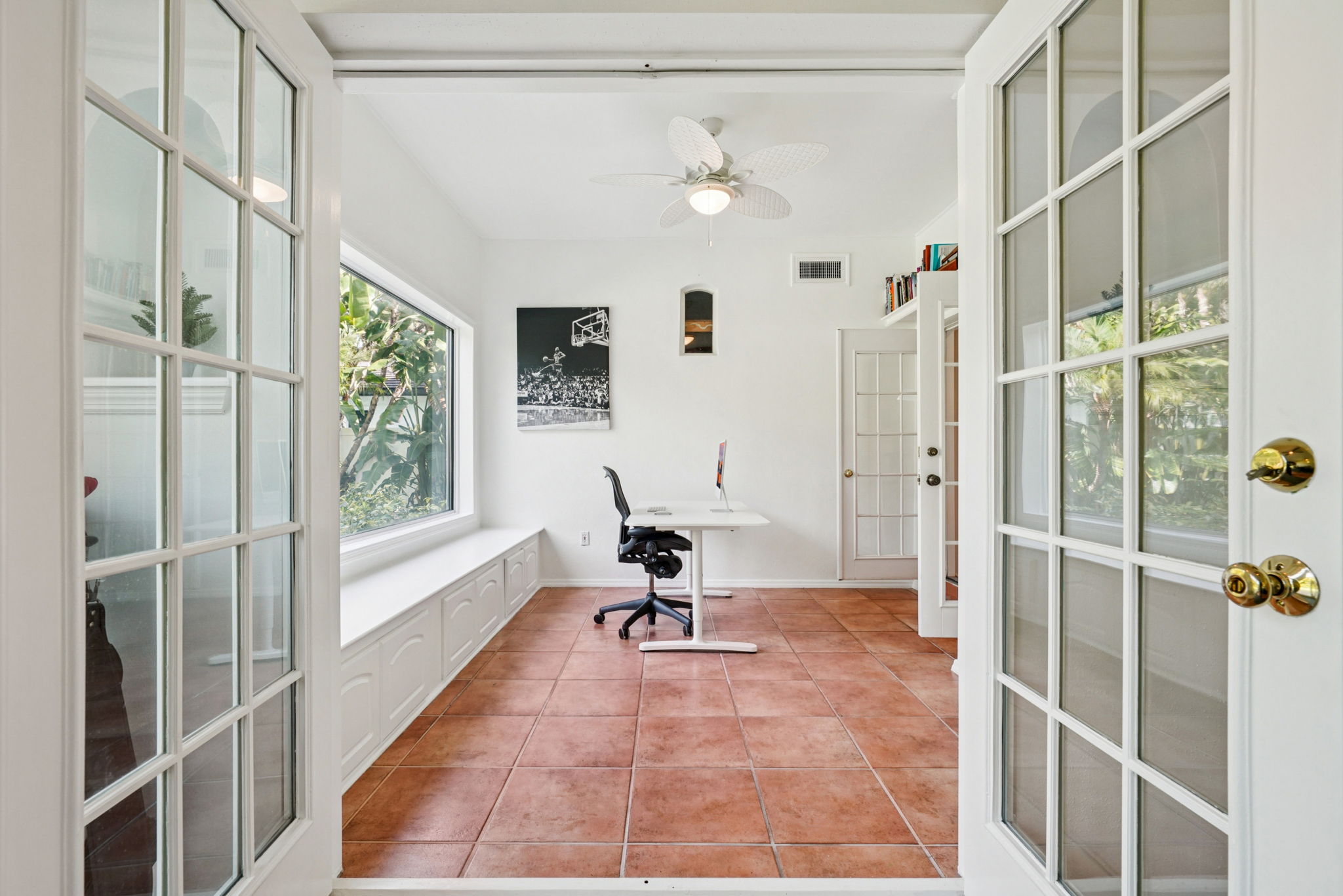 W Lawn Ave-S1111-046