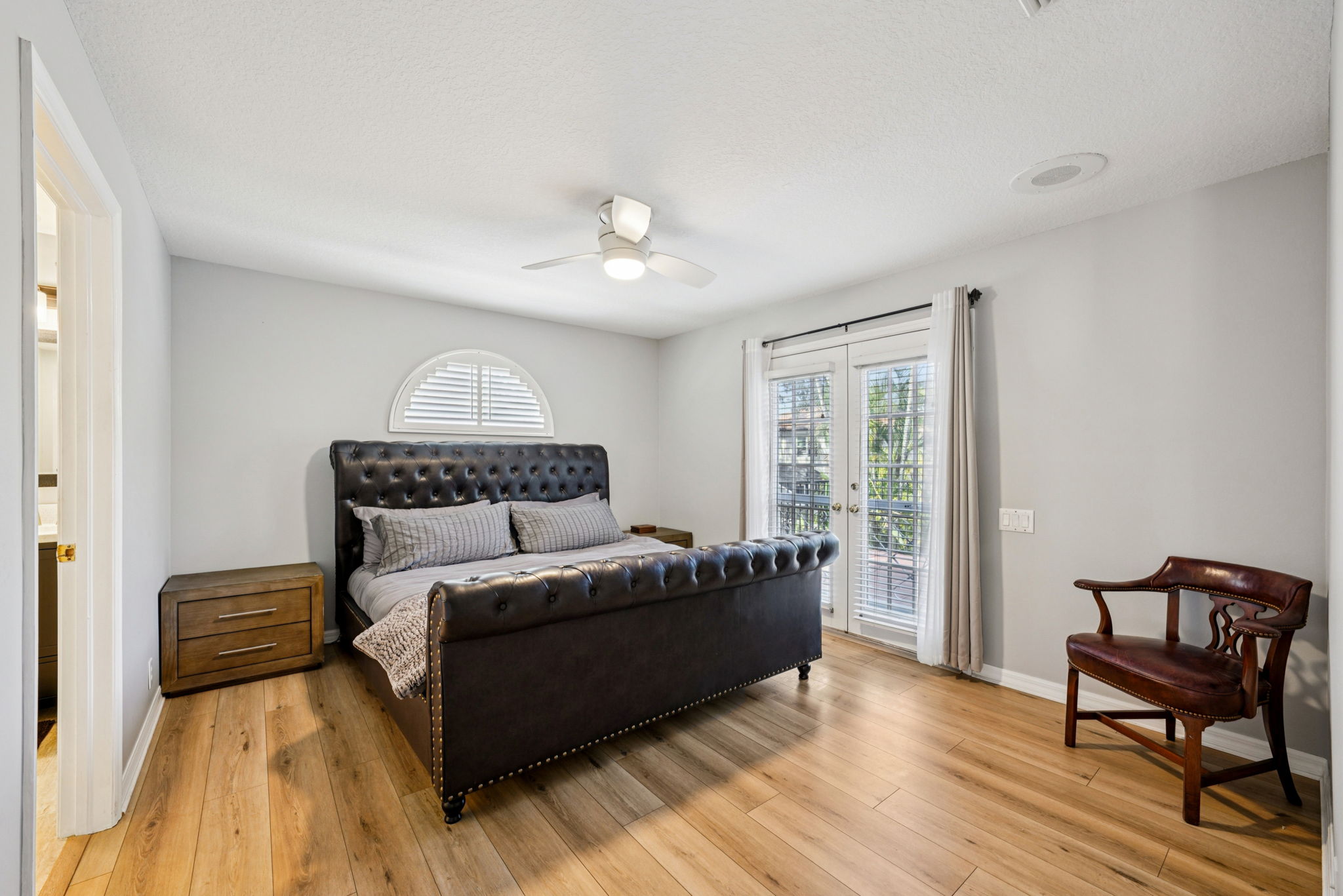 W Lawn Ave-S1111-059