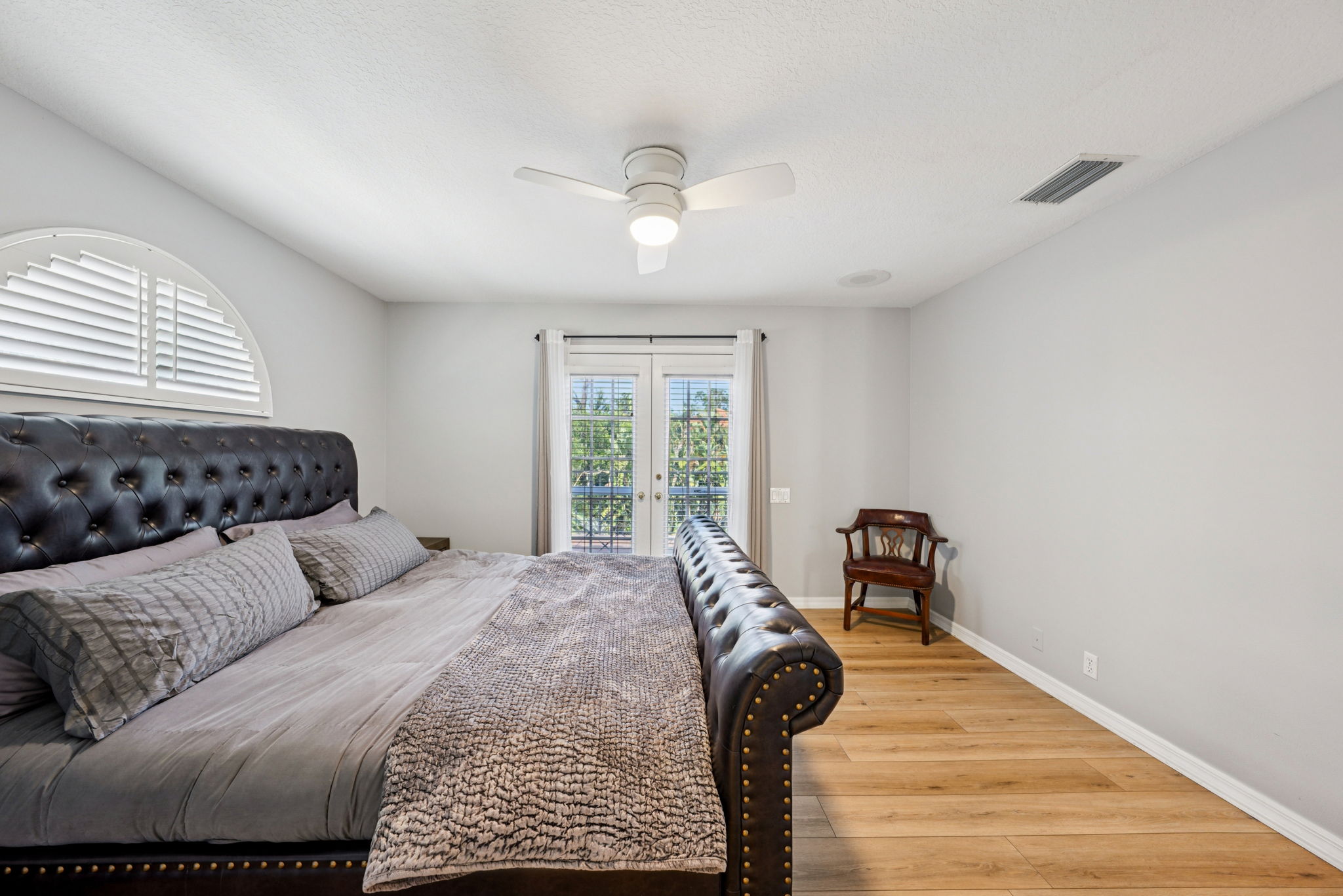 W Lawn Ave-S1111-061