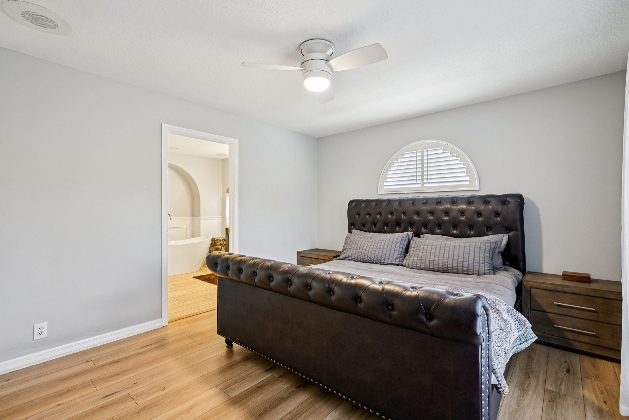 W Lawn Ave-S1111-063