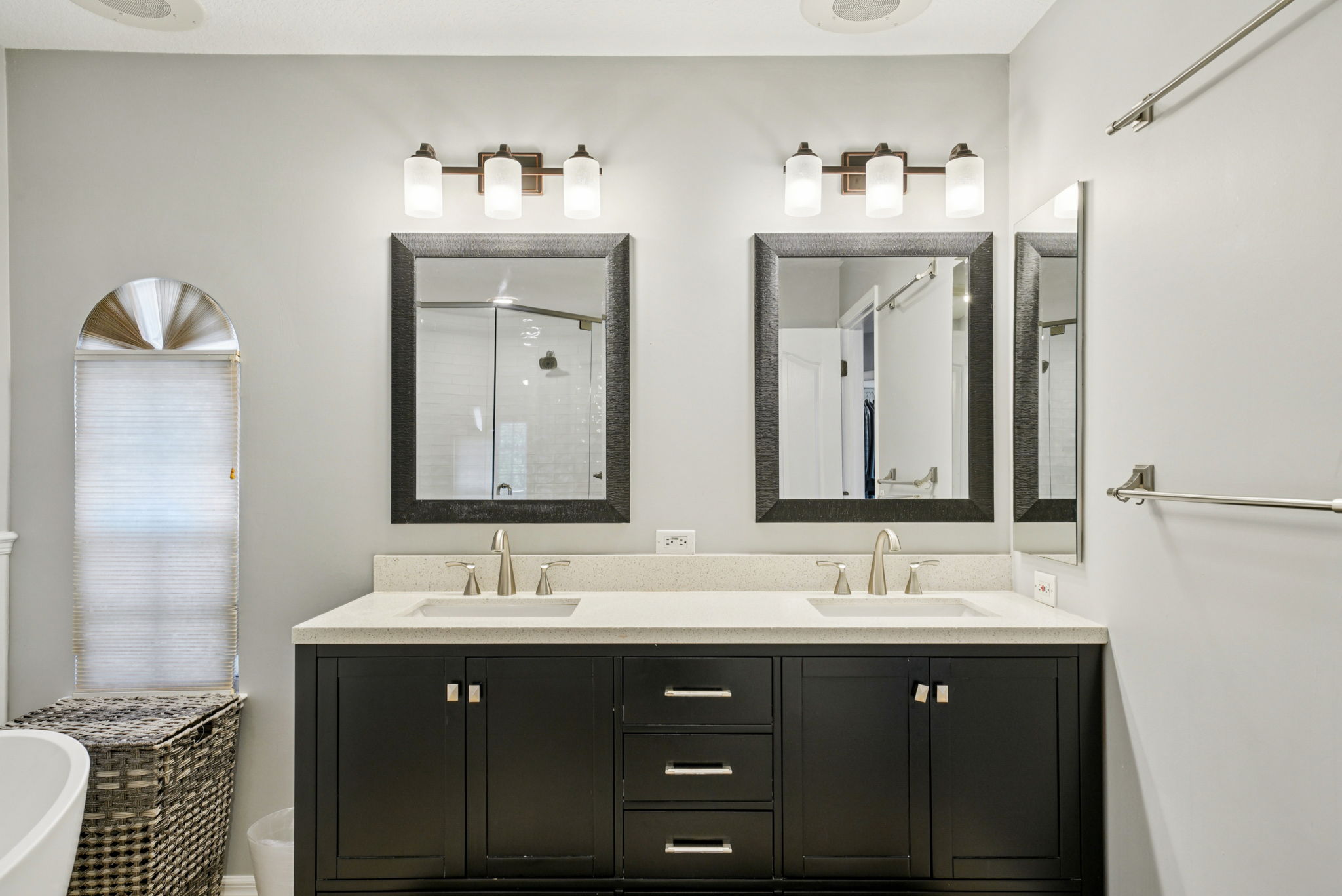 W Lawn Ave-S1111-064