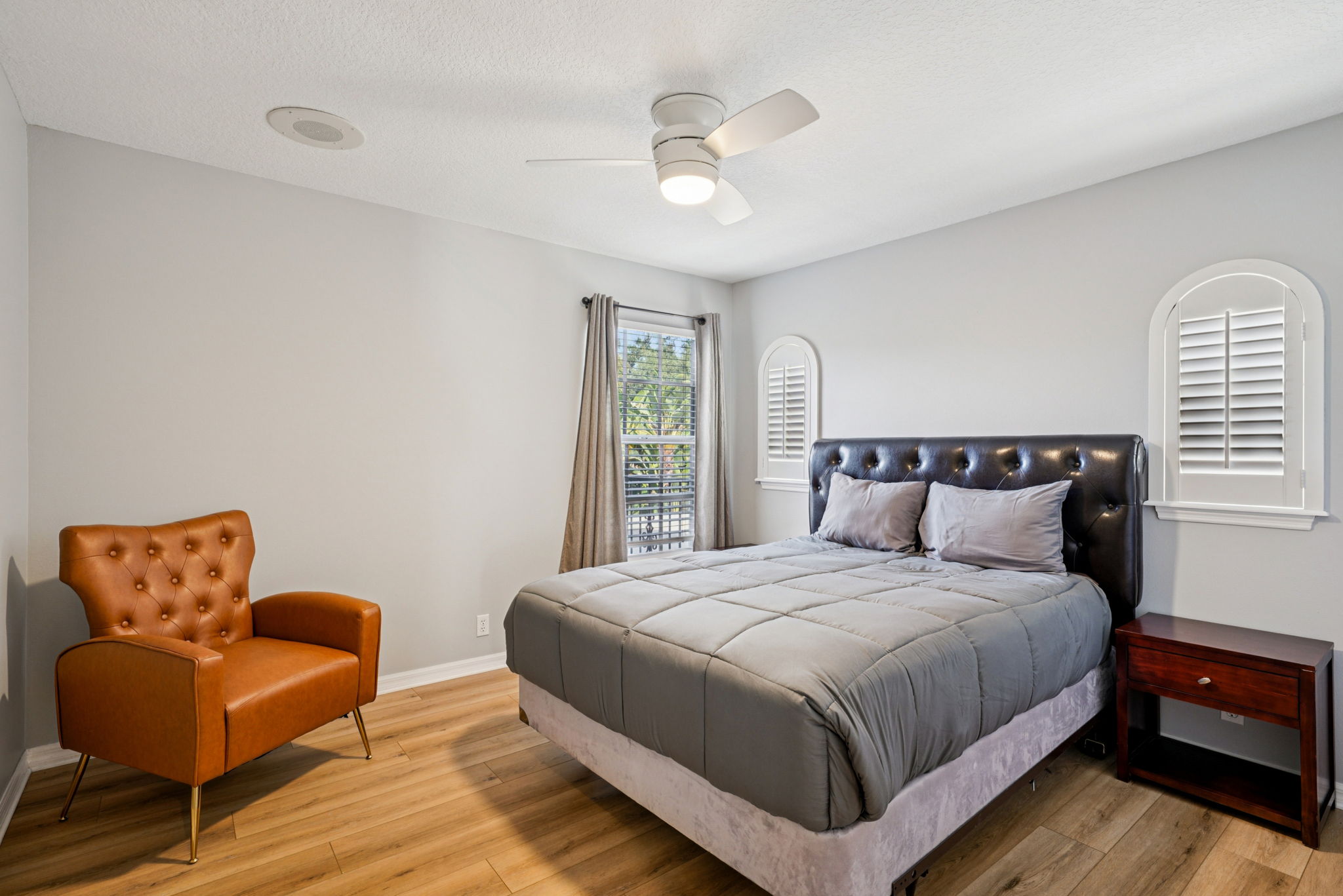 W Lawn Ave-S1111-081