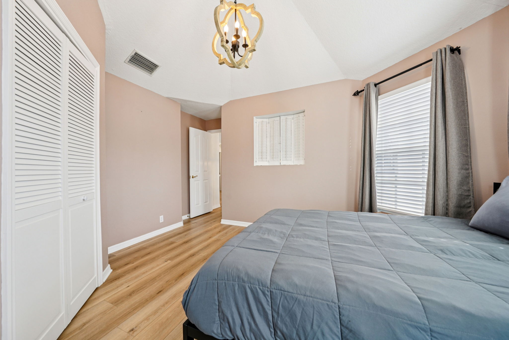 W Lawn Ave-S1111-085