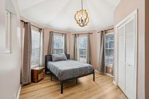 W Lawn Ave-S1111-084