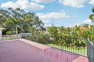 W Lawn Ave-S1111-091